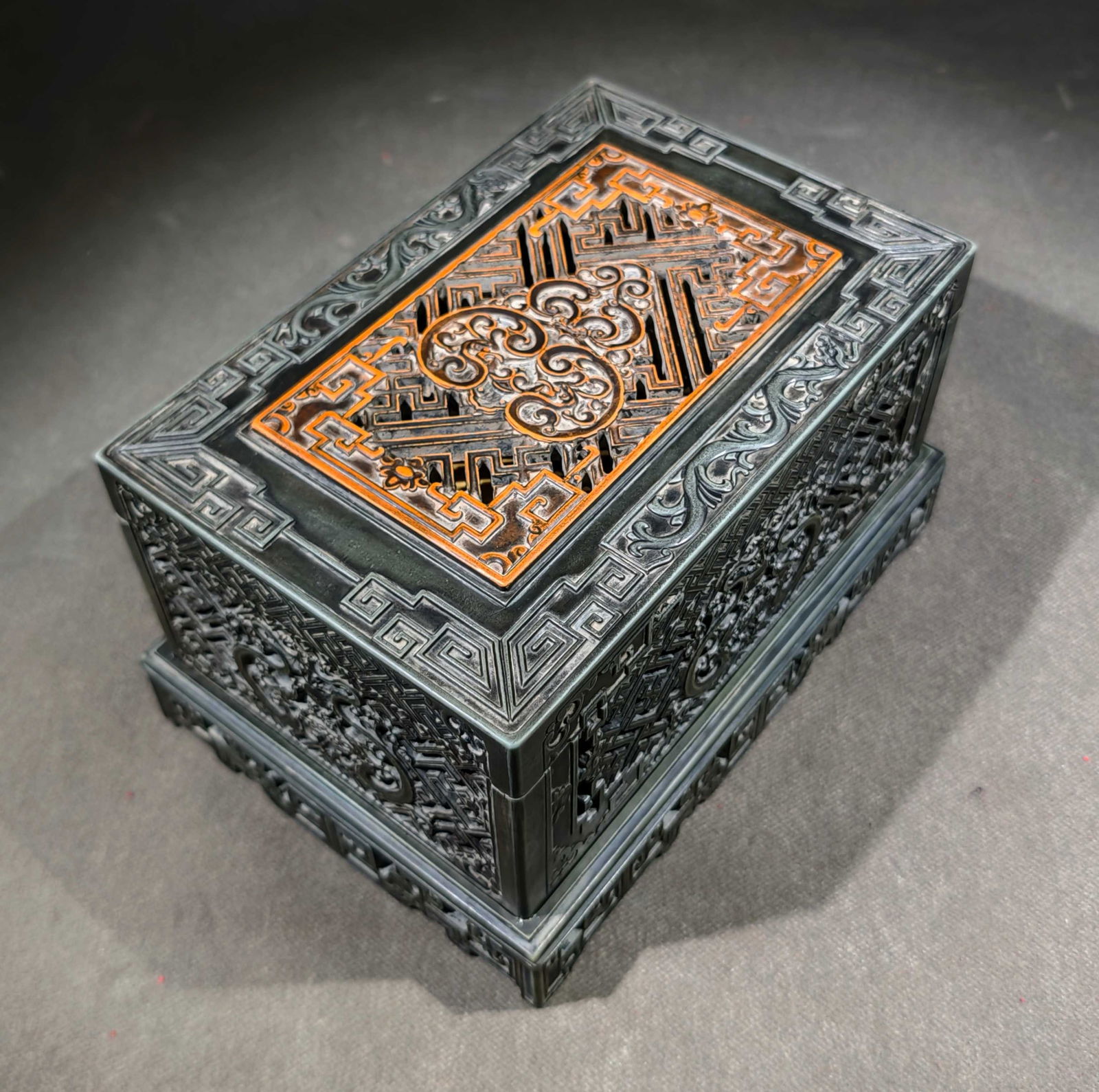 An Exquisite Dragon Pattern with poem Inkstone: An Exquisite Dragon Pattern with poem Inkstone Qing Dynasty, China Size:22.5cmx15.5cmx13.5cm (The Dimensions Of All Batches Are Manually Measured.If You Need More Detailed Information, Please