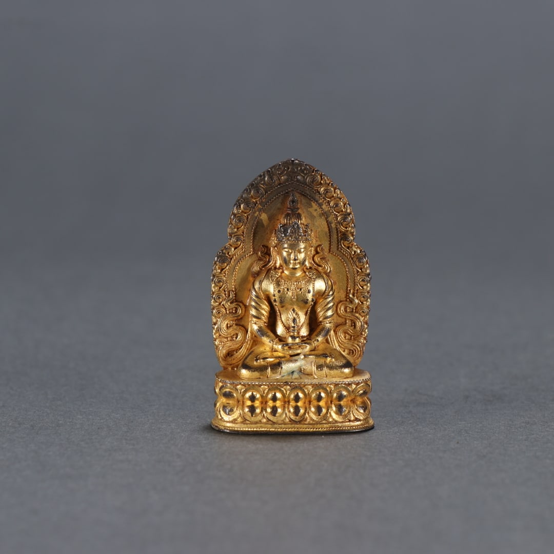 A copper-gilt Weide King Kong of the Qing Dynasty: The copper gilt of the Qing Dynasty is the King Kong size:H:3.9cmW:3.4cmW:35.8g (The Dimensions Of All Batches Are Manually Measured.If You Need More Detailed Information, Please Contact Our Customer