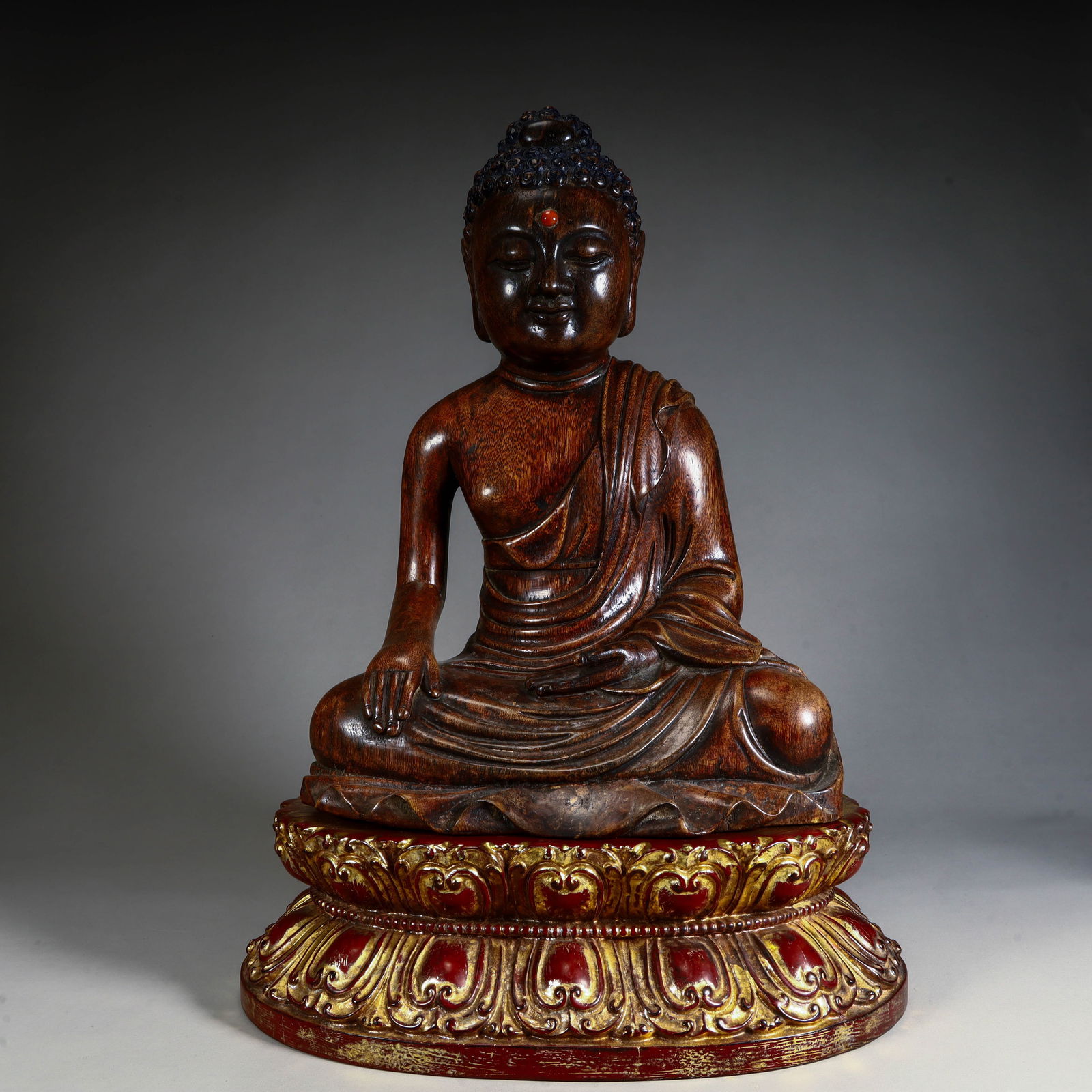 A beautiful statue of Shakyamuni in agarwood (1 of 9)