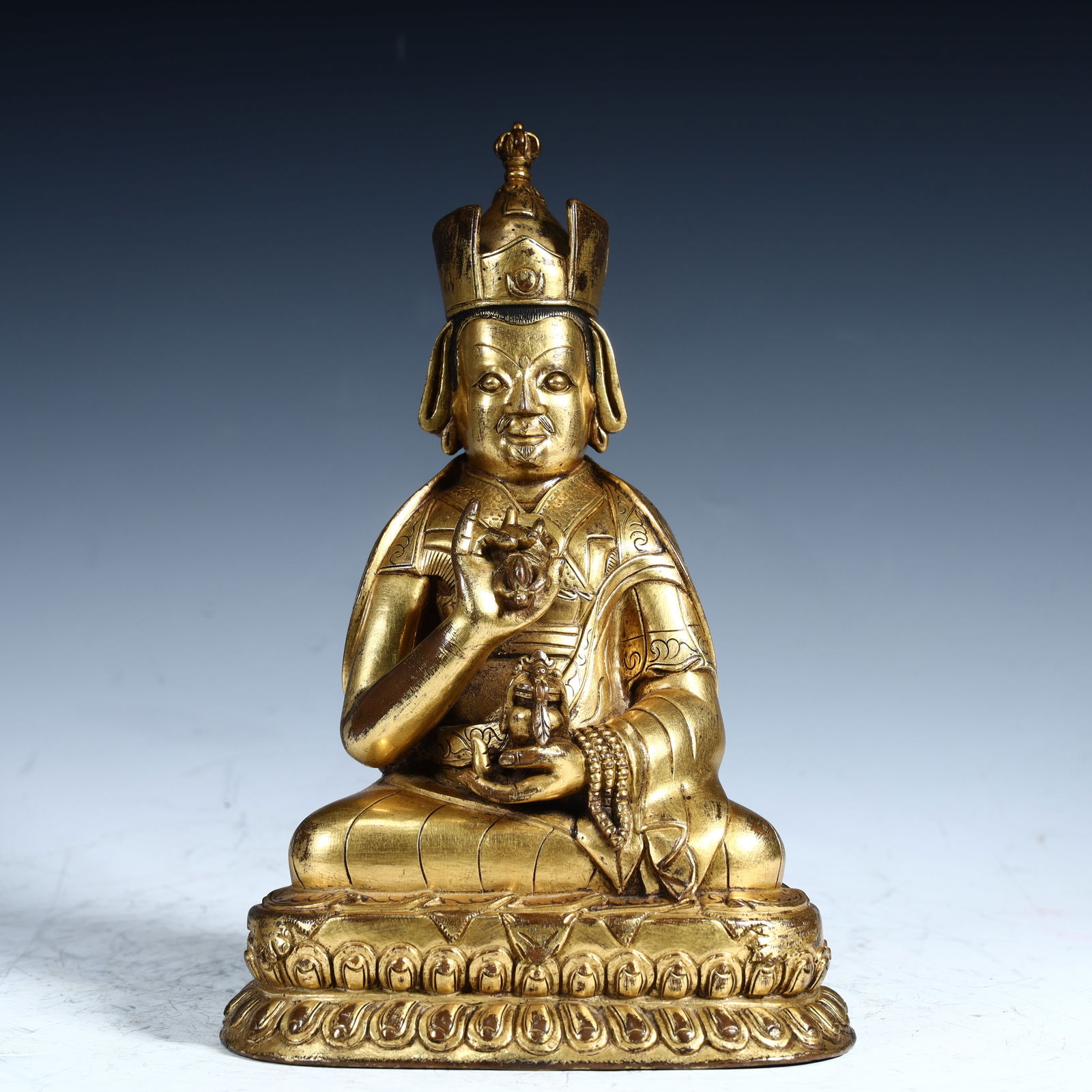 A bronze gilt lotus peanut Buddha statue from the Qing Dynasty: Qing Dynasty copper gilt lotus peanut Buddha statue SIZE:H:21.5cm L: 14.3cm W:12.2cm W:1.7kg (The Dimensions Of All Batches Are Manually Measured.If You Need More Detailed Information, Please Contact