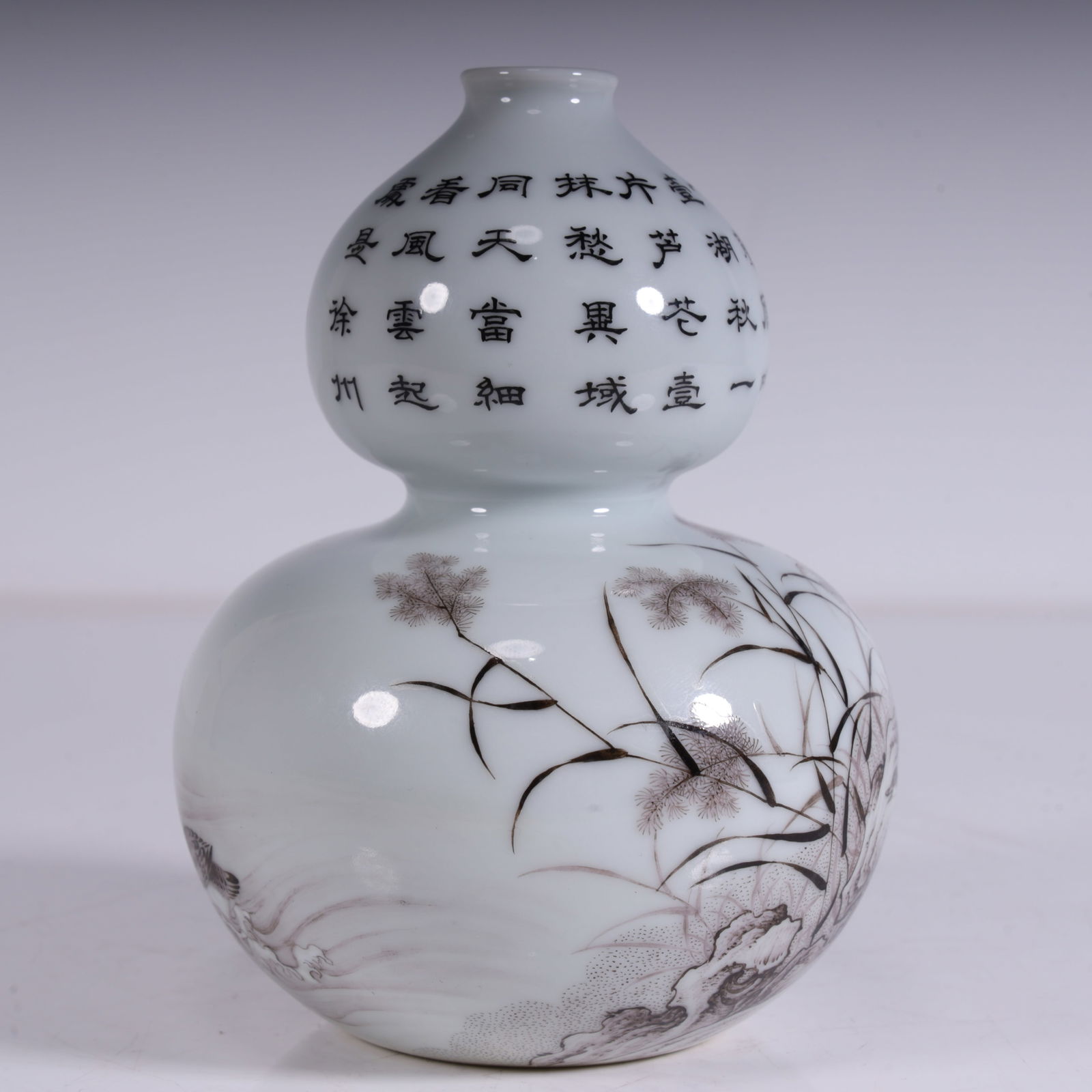 A pastel gourd bottle made in the Yongzheng era of the Qing Dynasty: A pastel gourd bottle made in the Yongzheng era of the Qing Dynasty SIZE:L:9.5cm H:13cm W:0.3kg (The Dimensions Of All Batches Are Manually Measured.If You Need More Detailed