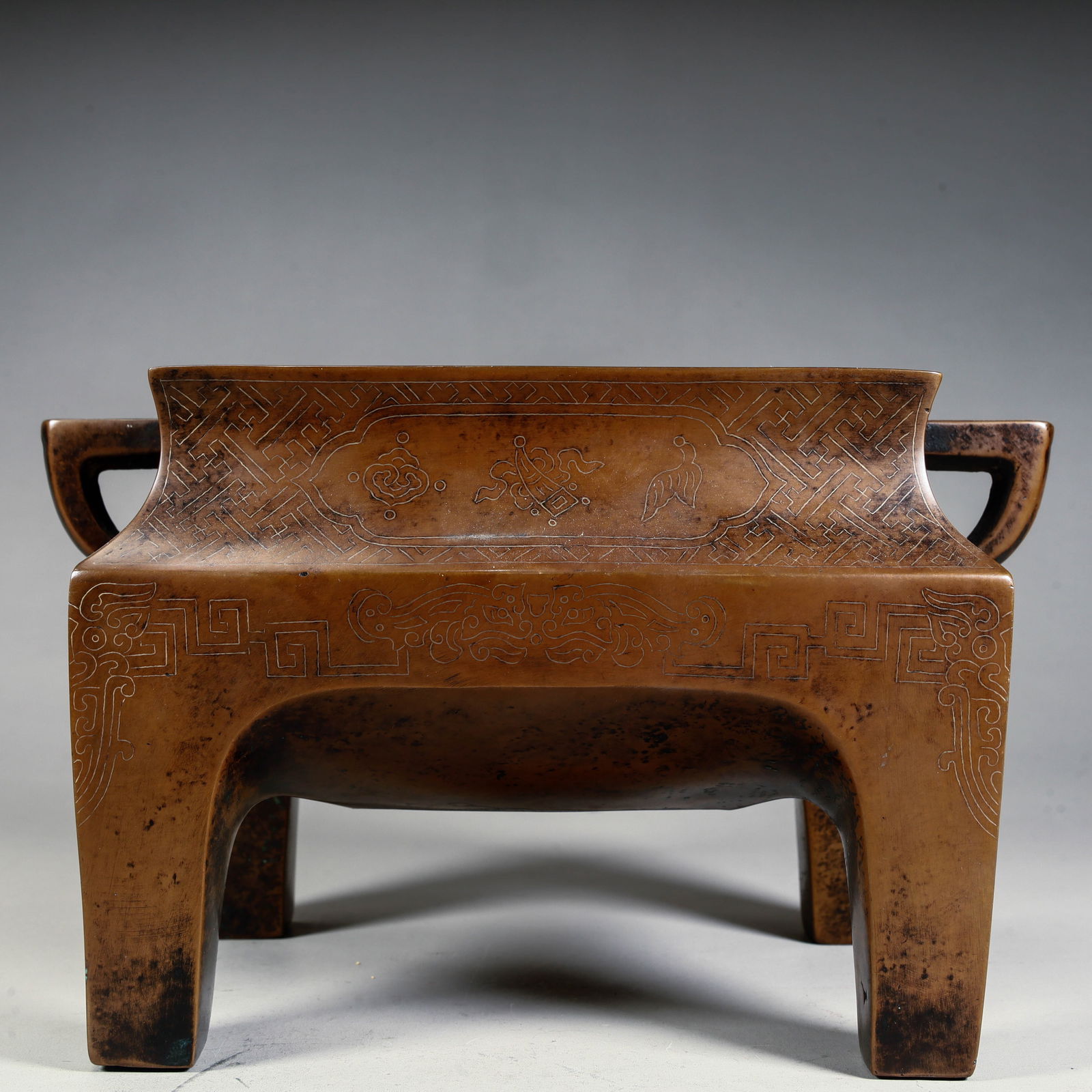 A Qing Dynasty double-eared four-legged incense burner: Qing Dynasty double-eared four-legged incense burner Size: H:13.5cm L:22.5cm W:4cm W:5kg (The Dimensions Of All Batches Are Manually Measured.If You Need More Detailed Information,