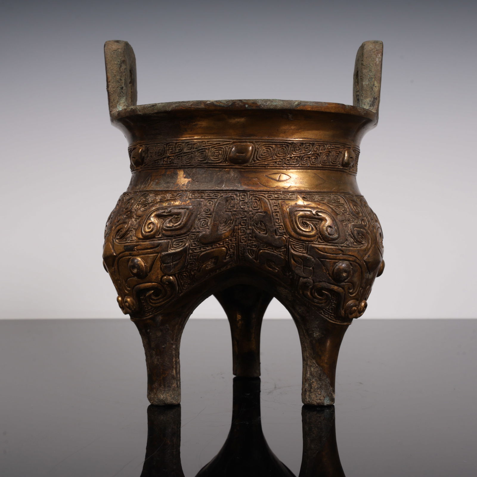 A bronze tripod of the Han Dynasty (1 of 8)
