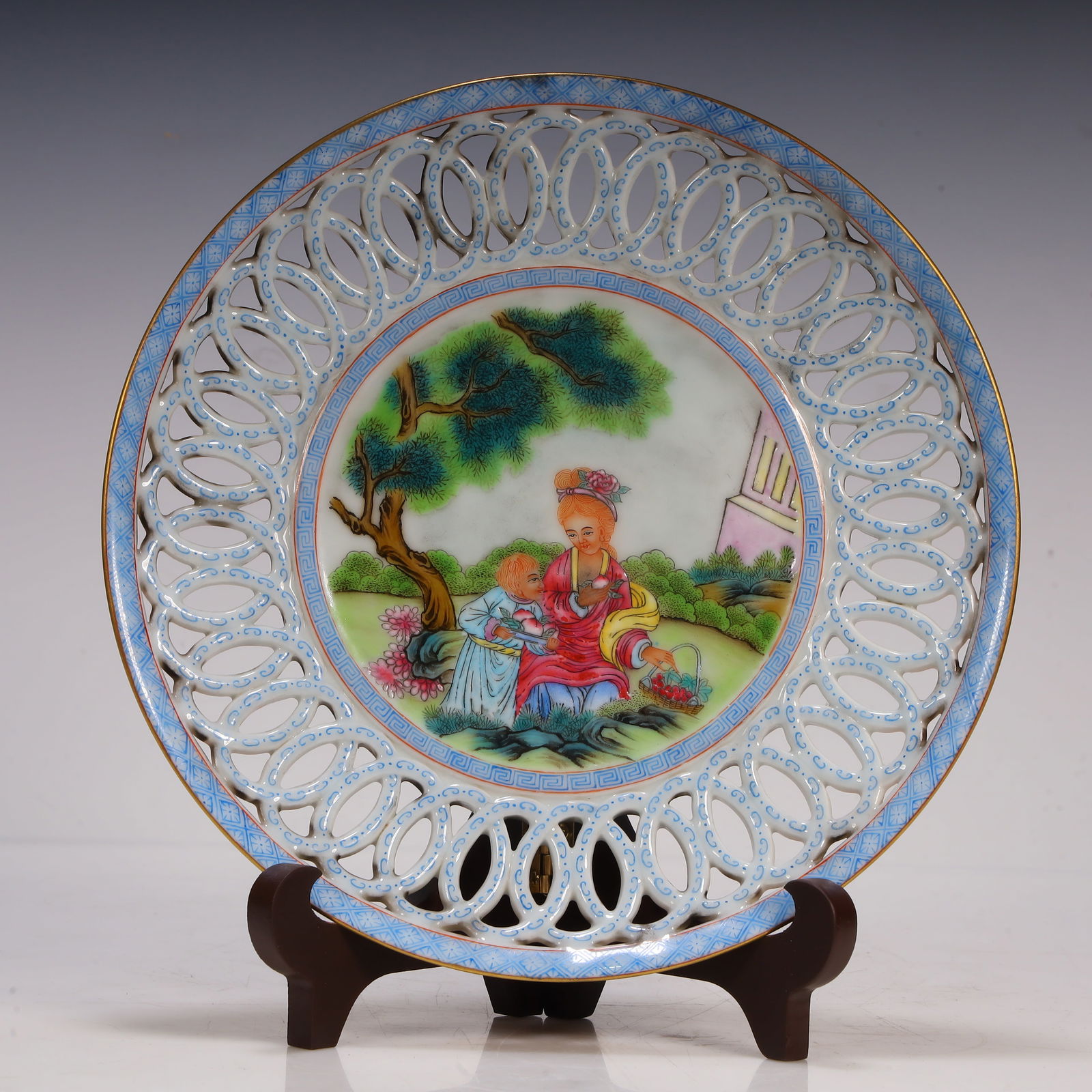 A Qianlong blue material hollow plate from the Qing Dynasty: Qianlong blue hollow plate of the Qing Dynasty SIZE:L: :19.5cm W::19.5cmH::3cm W::424g (The Dimensions Of All Batches Are Manually Measured.If You Need More Detailed Information,