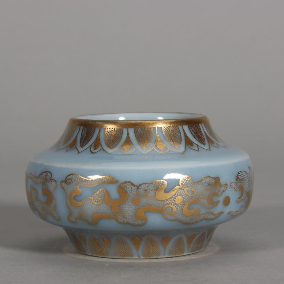 A sky blue glaze gilded Kuilong-patterned water bowl made in the Qianlong period of the Qing Dynasty: Qing Dynasty Qianlong year made sky blue glaze gold-painted Kuilong pattern water bowl size:H:4.1cmCalibre:3.8cm (The Dimensions Of All Batches Are Manually Measured.If You Need More Detailed Informat
