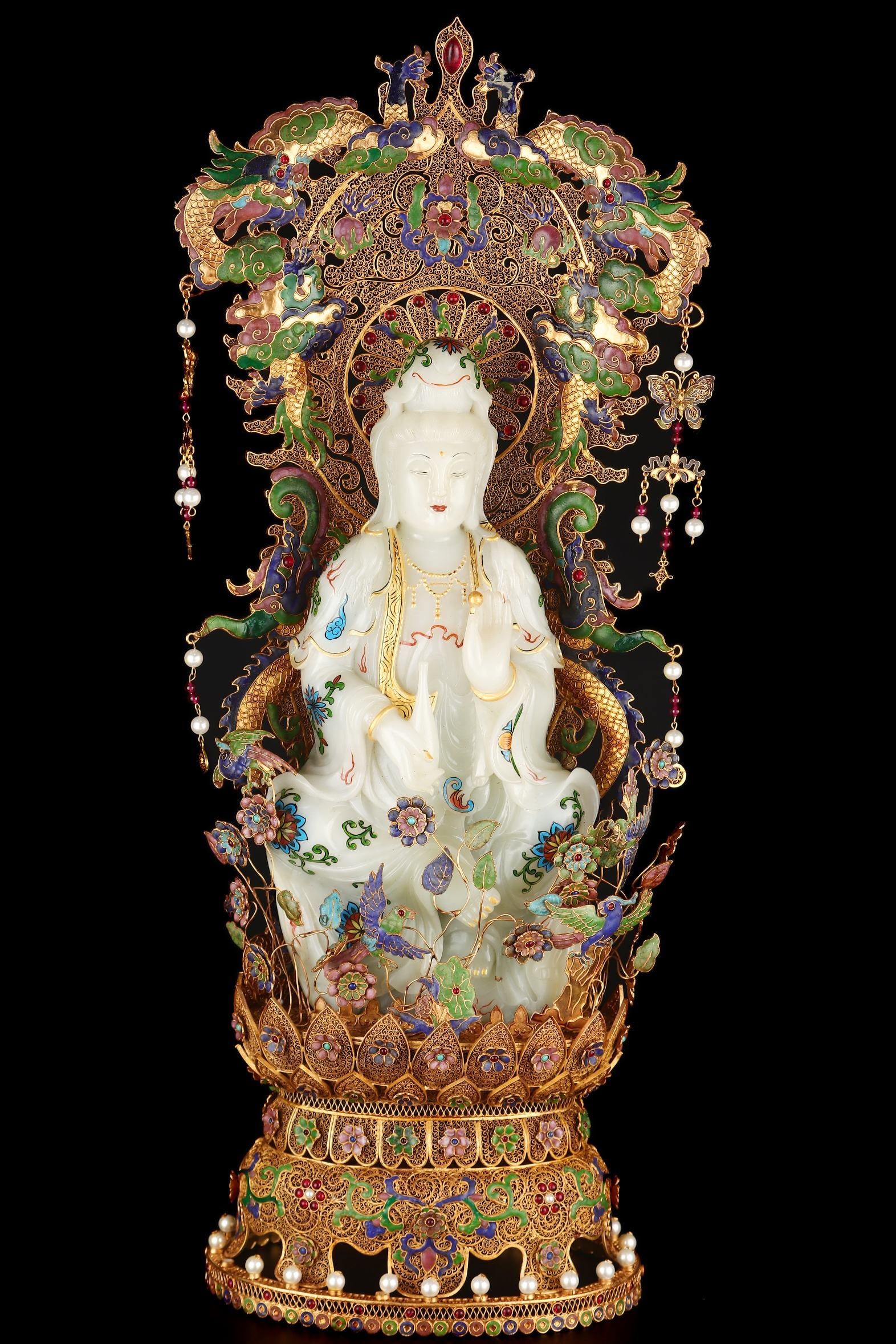 A beautiful gilt inlaid jade Guanyin: Exquisite gilded jade Guanyin Size:W:9550g H:68cm W:27cm T:12cm (The Dimensions Of All Batches Are Manually Measured.If You Need More Detailed Information, Please Contact Our