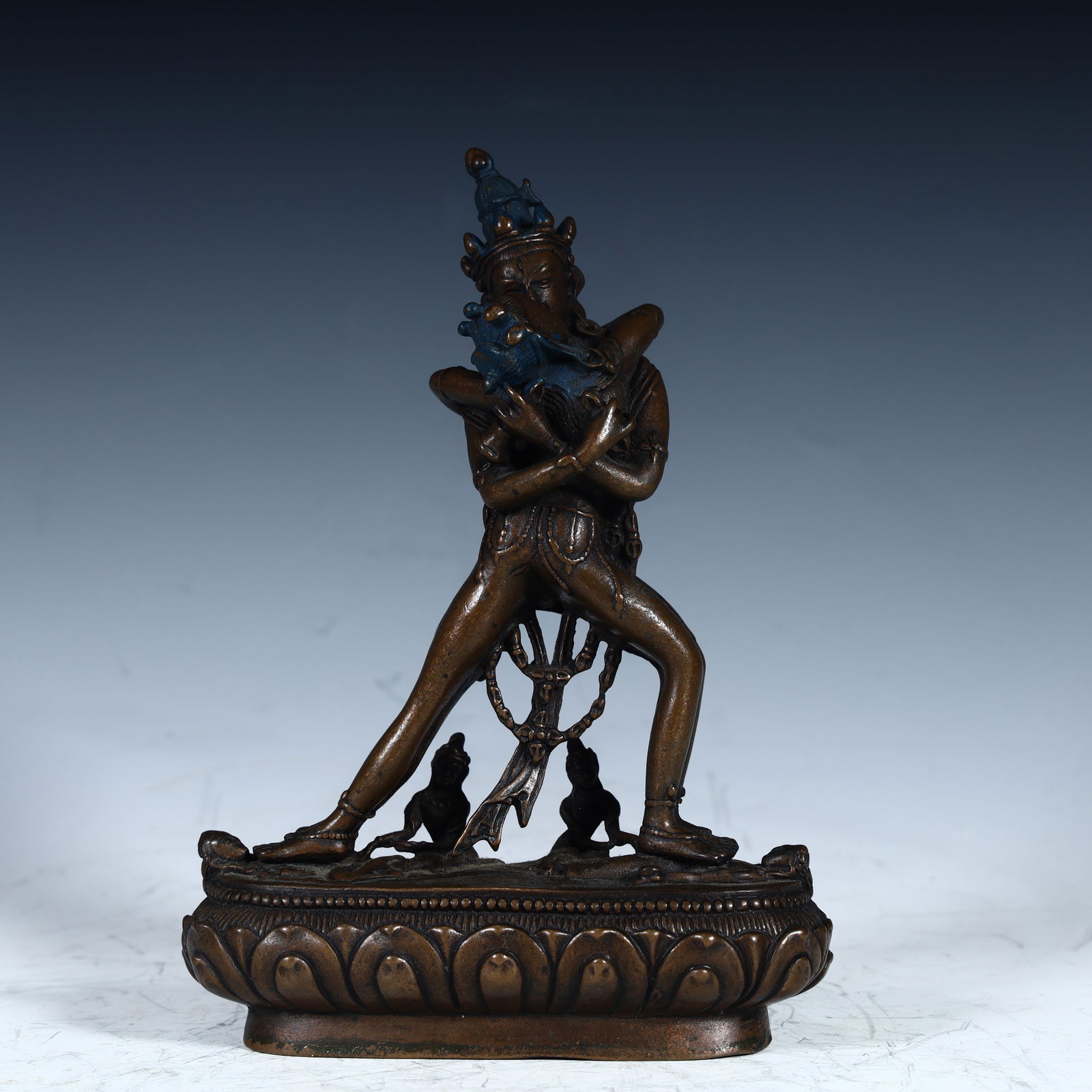 A bronze air matrix statue of the Qing Dynasty: Qing Dynasty bronze empty mother statue SIZE:H:13cm L: 7.2cm W:4.8cm W:377g (The Dimensions Of All Batches Are Manually Measured.If You Need More Detailed Information, Please