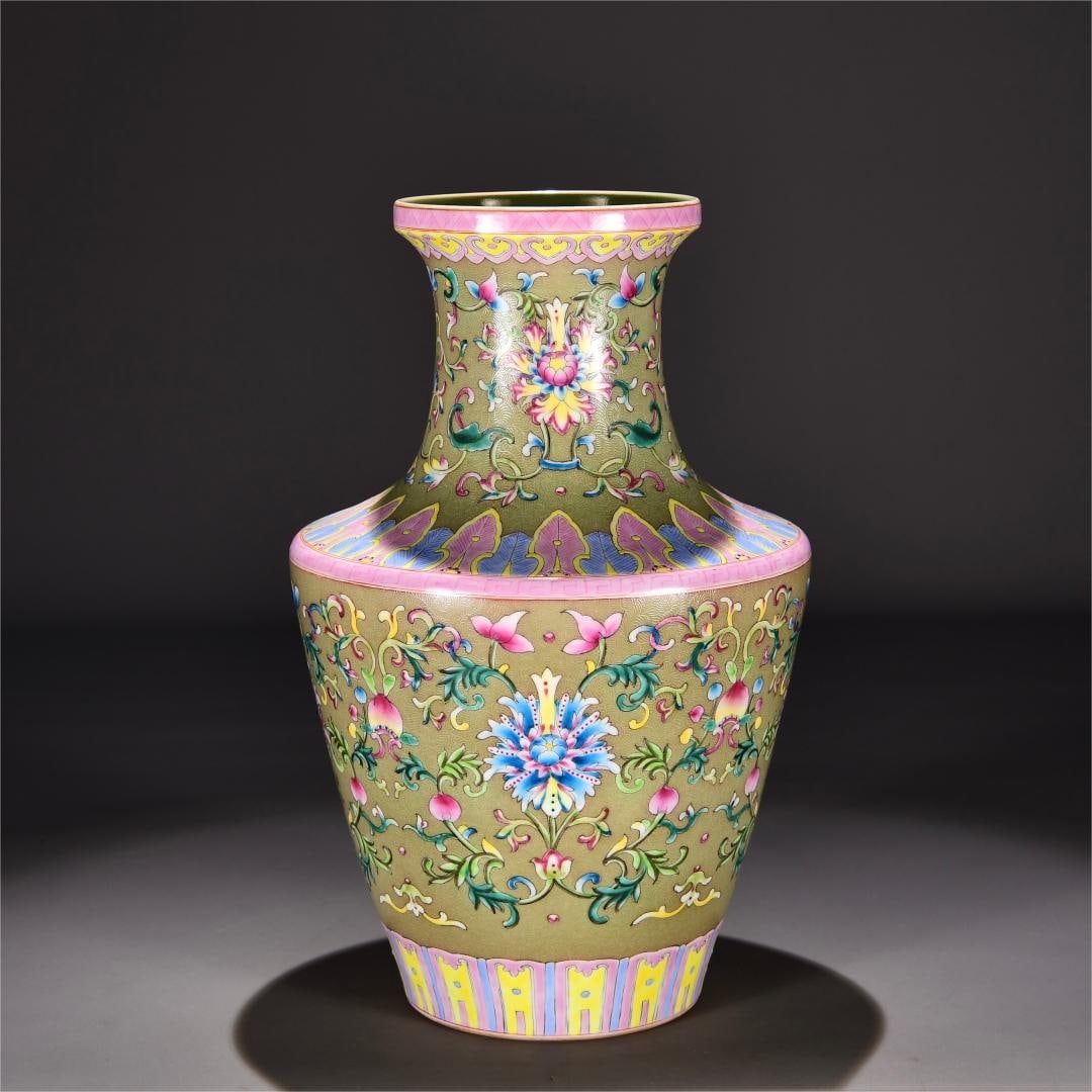 A Qing Dynasty Qianlong year made of rolled road pattern foreign color fan lotus pattern plate mouth: Qing Dynasty Qianlong year made of rolled road pattern foreign color fan lotus pattern plate mouth zun Size:H:40cm W:25cm (The Dimensions Of All Batches Are Manually Measured.If