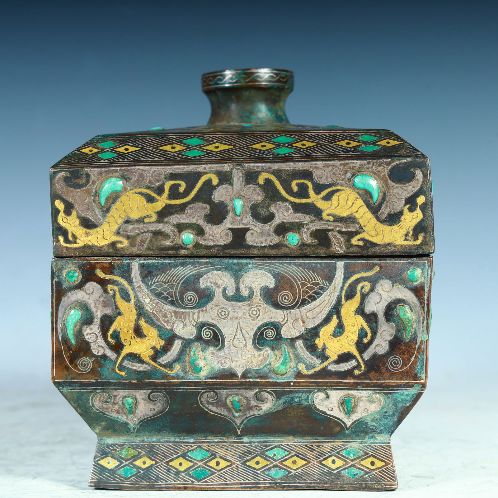 A Han Dynasty copper cuo gold and silver beast pattern square lid box: Han Dynasty copper box gold and silver beast pattern square lid box SIZE: H:14cm W:12cm W:1.7kg (The Dimensions Of All Batches Are Manually Measured.If You Need More Detailed Information, Please Conta