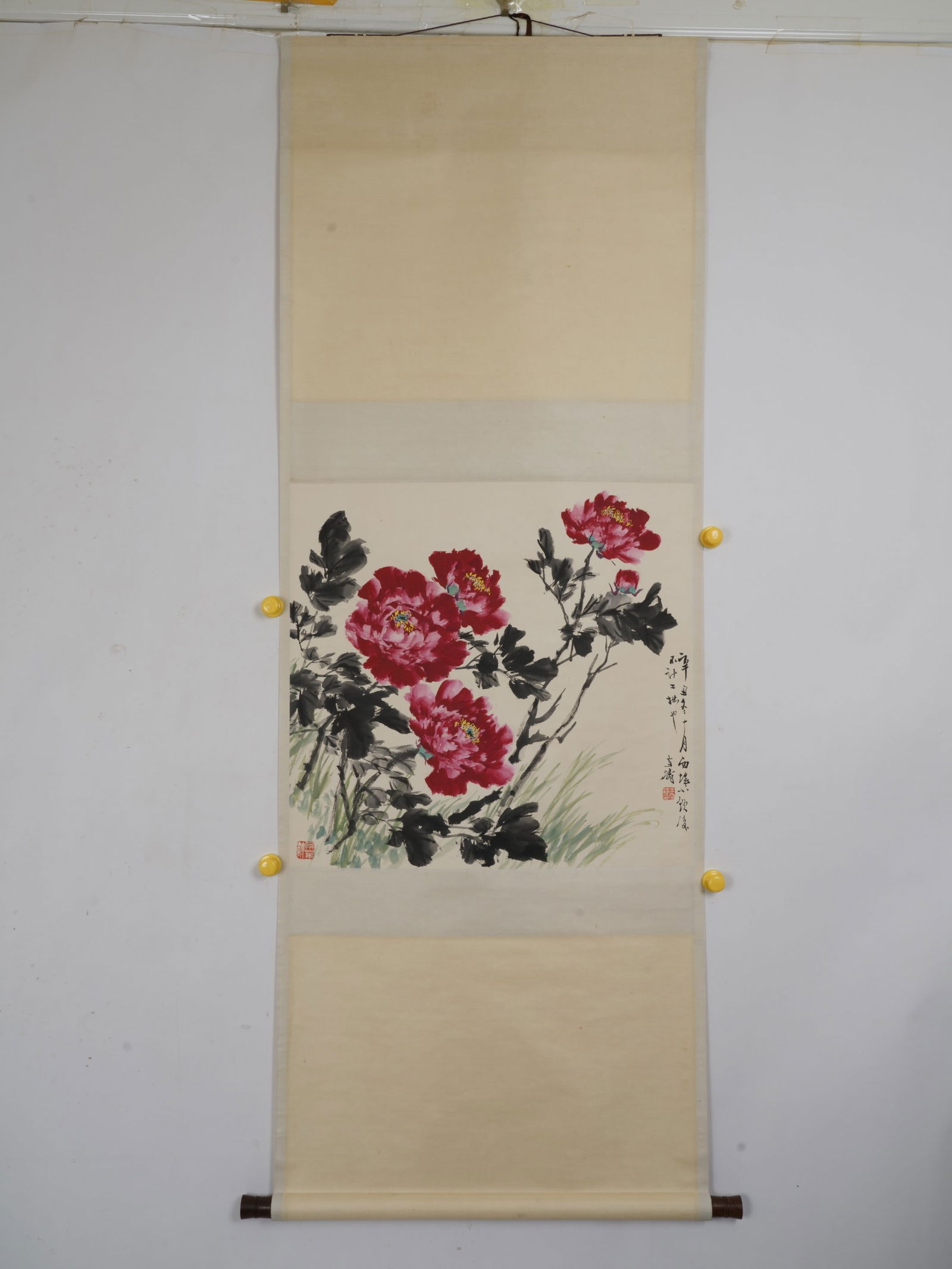 A vertical scroll on paper by Wang Xuetao: Wang Xuetao's vertical scroll on paper Size:61x64cm (The Dimensions Of All Batches Are Manually Measured.If You Need More Detailed Information, Please Contact Our Customer Service