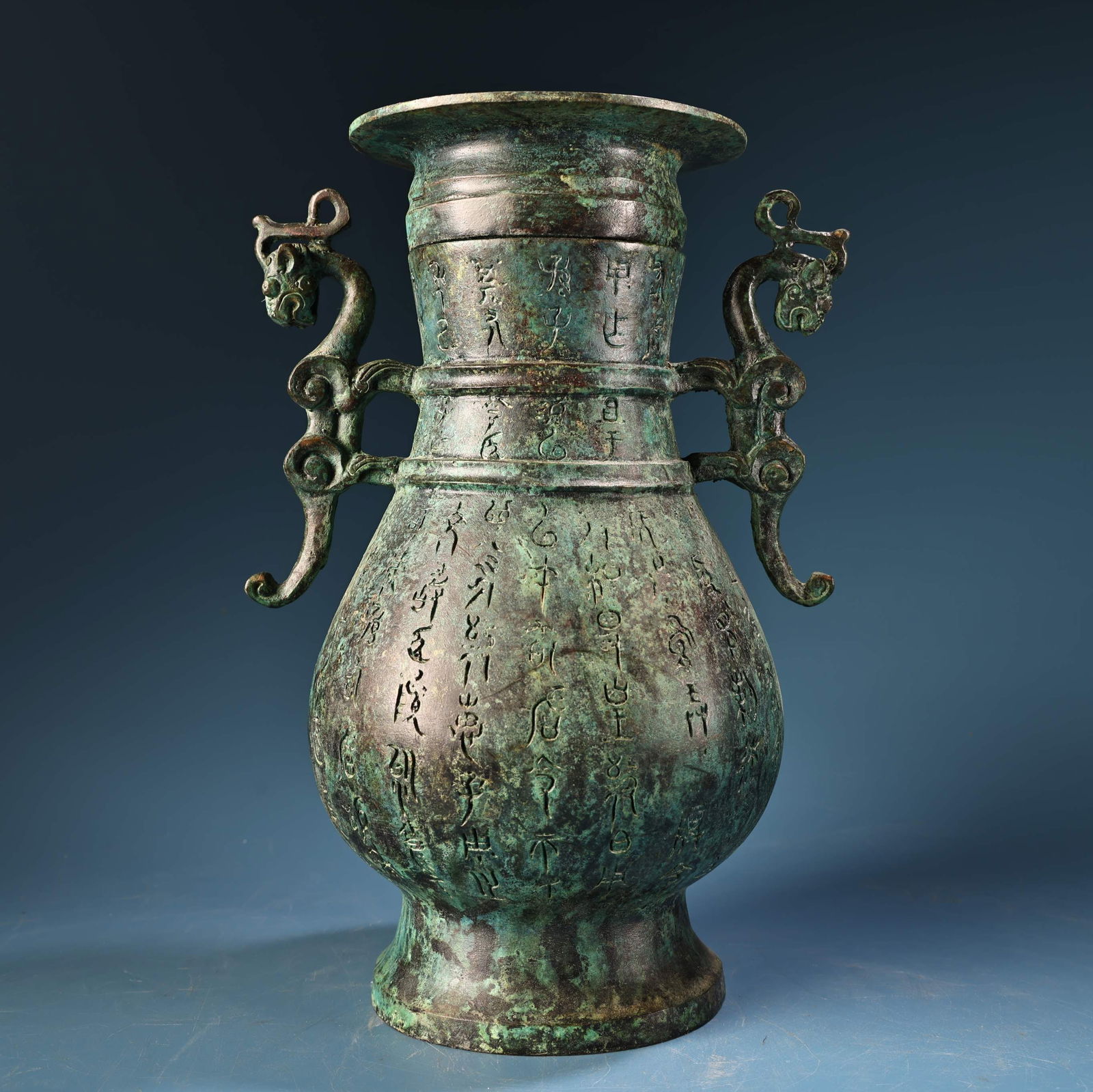 A fine bronze saxifrage vase: Exquisite bronze saxifrage vase Size:W:1800g H:25.5cm W:17cm (The Dimensions Of All Batches Are Manually Measured.If You Need More Detailed Information, Please Contact Our Customer