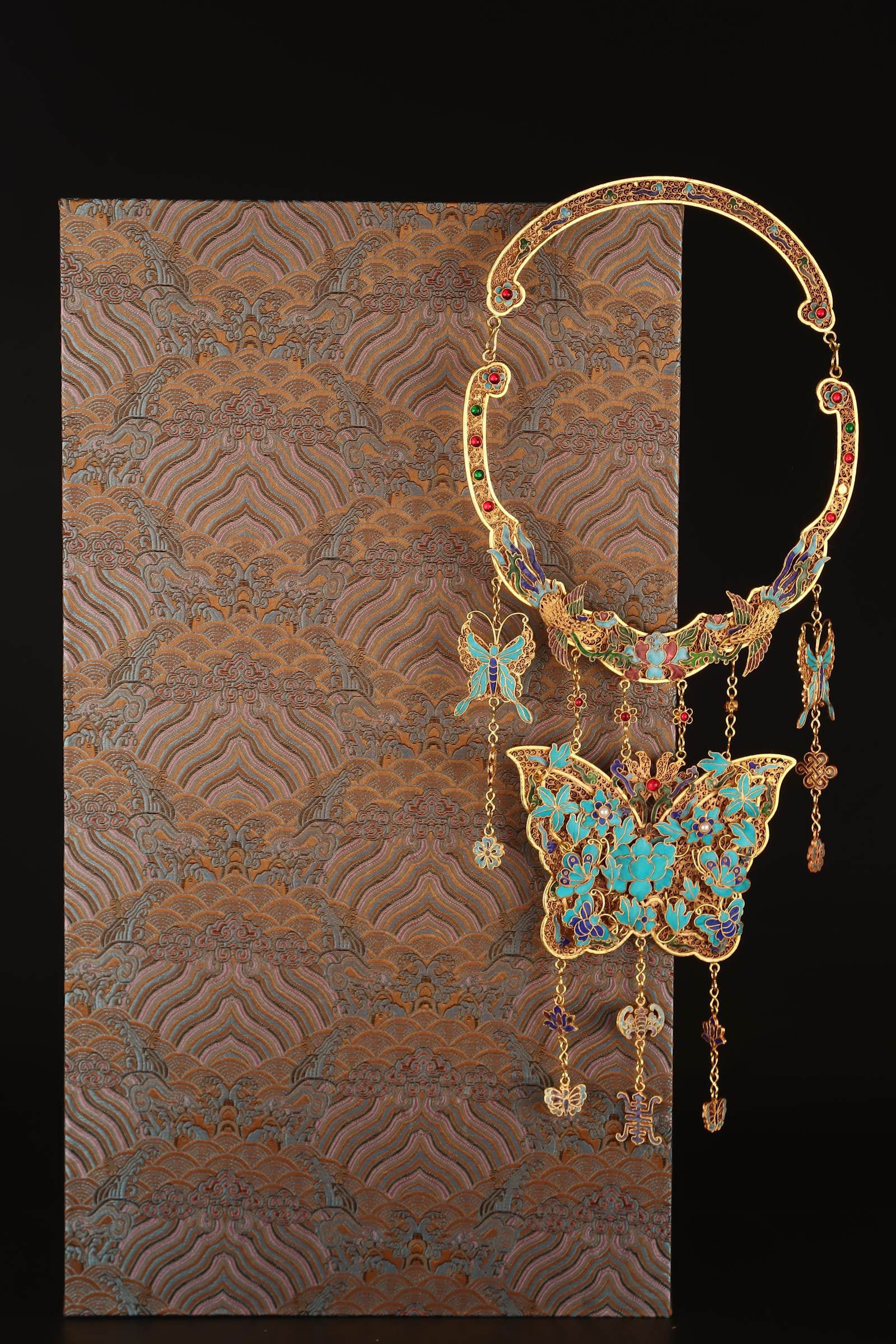 A filigree emerald butterfly from the Qing Dynasty is hung up: The filigree of the Qing Dynasty is listed with emerald butterflies Size:W:331g L:47cm W:22cm (The Dimensions Of All Batches Are Manually Measured.If You Need More Detailed