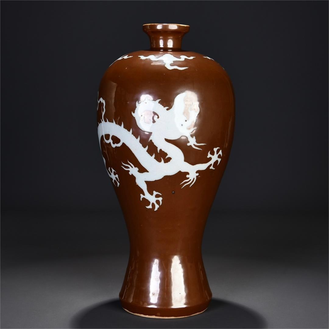 A purple gold glazed white dragon pattern plum vase made in the Jiajing period of the Ming Dynasty: The purple gold glaze left white dragon pattern plum bottle made in the Jiajing year of the Ming Dynasty Size:H:37cm W:19cm (The Dimensions Of All Batches Are Manually Measured.If You Need More Detail