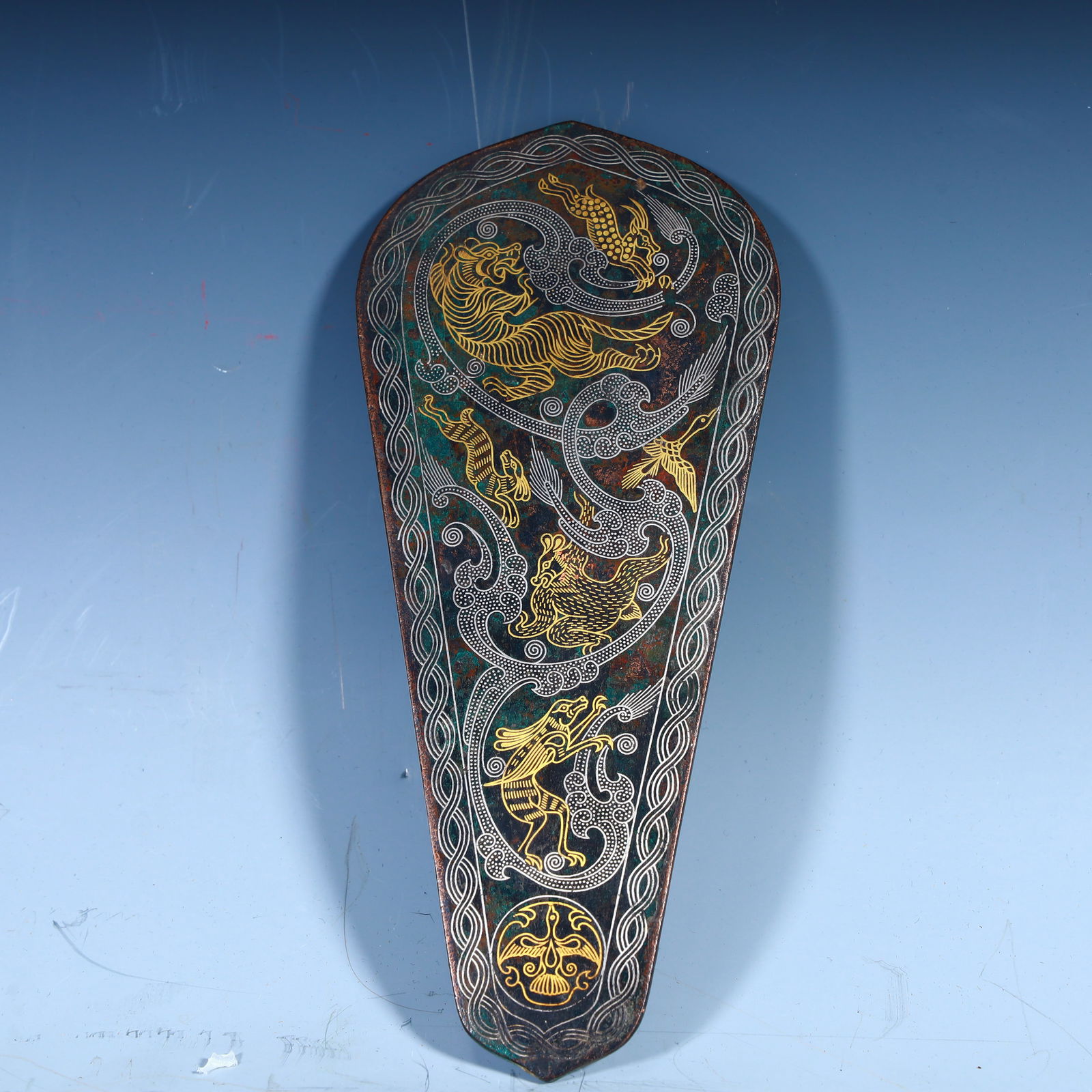 A bronze scabbard with a wrong gold and silver animal pattern from the Warring States period (1 of 7)