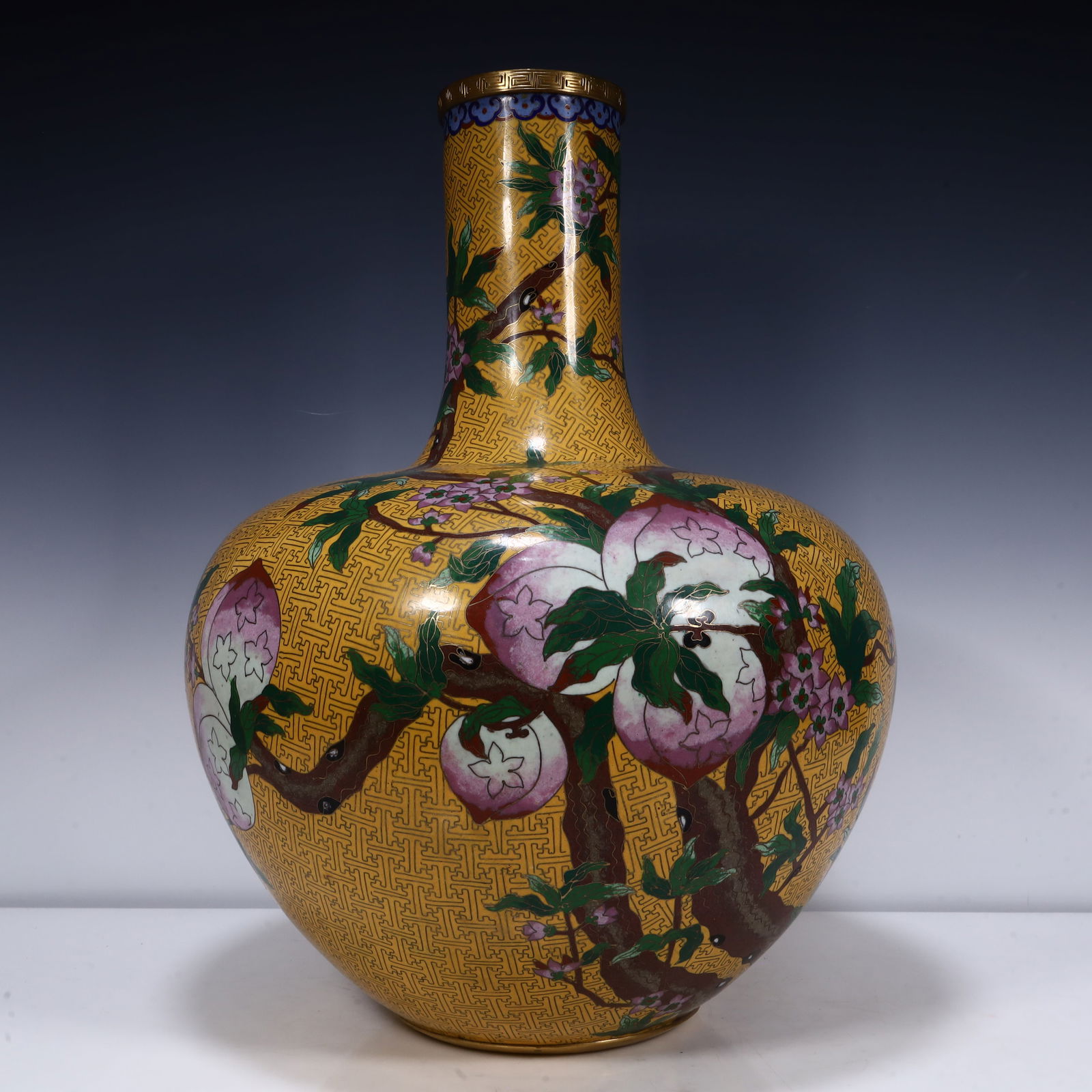 A beautiful nine peach bottle: Exquisite Nine Peach Bottles SIZE: L::35cm W::35cm H::55cm W::6.9kg (The Dimensions Of All Batches Are Manually Measured.If You Need More Detailed Information, Please Contact Our