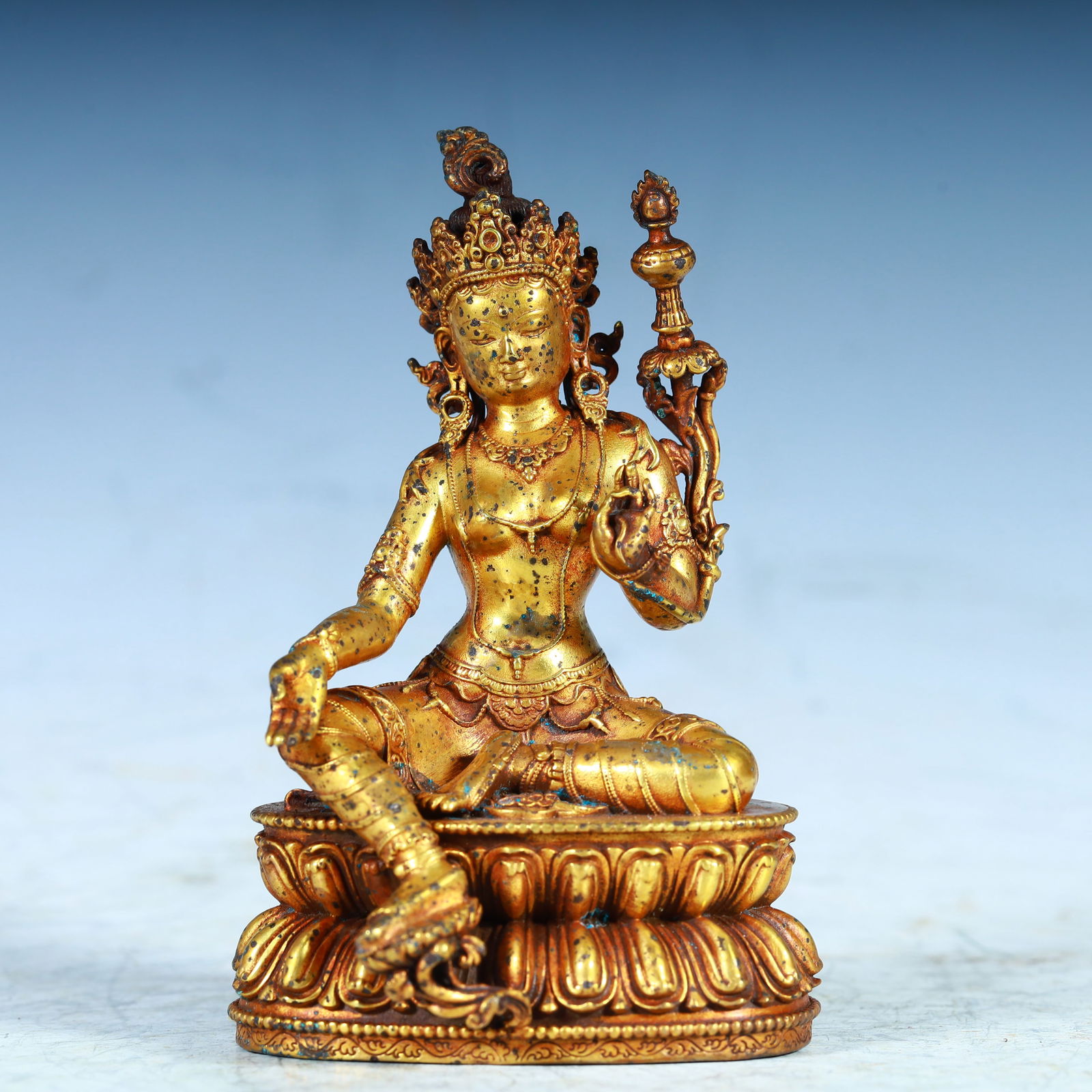 A bronze gilt green Tara statue of the Qing Dynasty: The bronze gilt green Tara statue of the Qing Dynasty SIZE: H:10.5cm L: 6.5cm W:5.5cm W:600g (The Dimensions Of All Batches Are Manually Measured.If You Need More Detailed