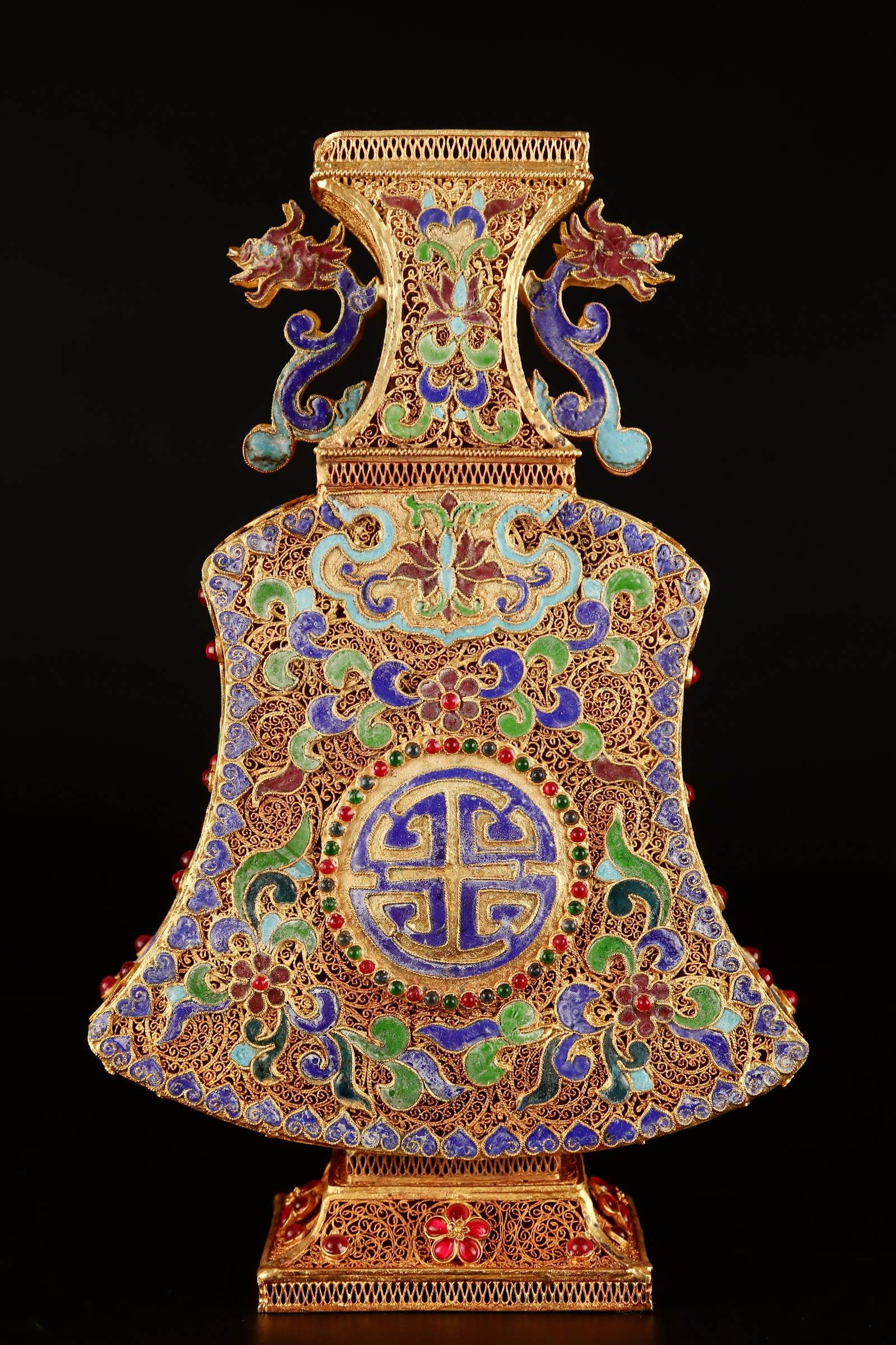 A fine filigree gilt set with gemstone flat bottles: Exquisite filigree gilt set with gemstone flat bottles Size:W:974g H:28cm W:17.5cm (The Dimensions Of All Batches Are Manually Measured.If You Need More Detailed Information,