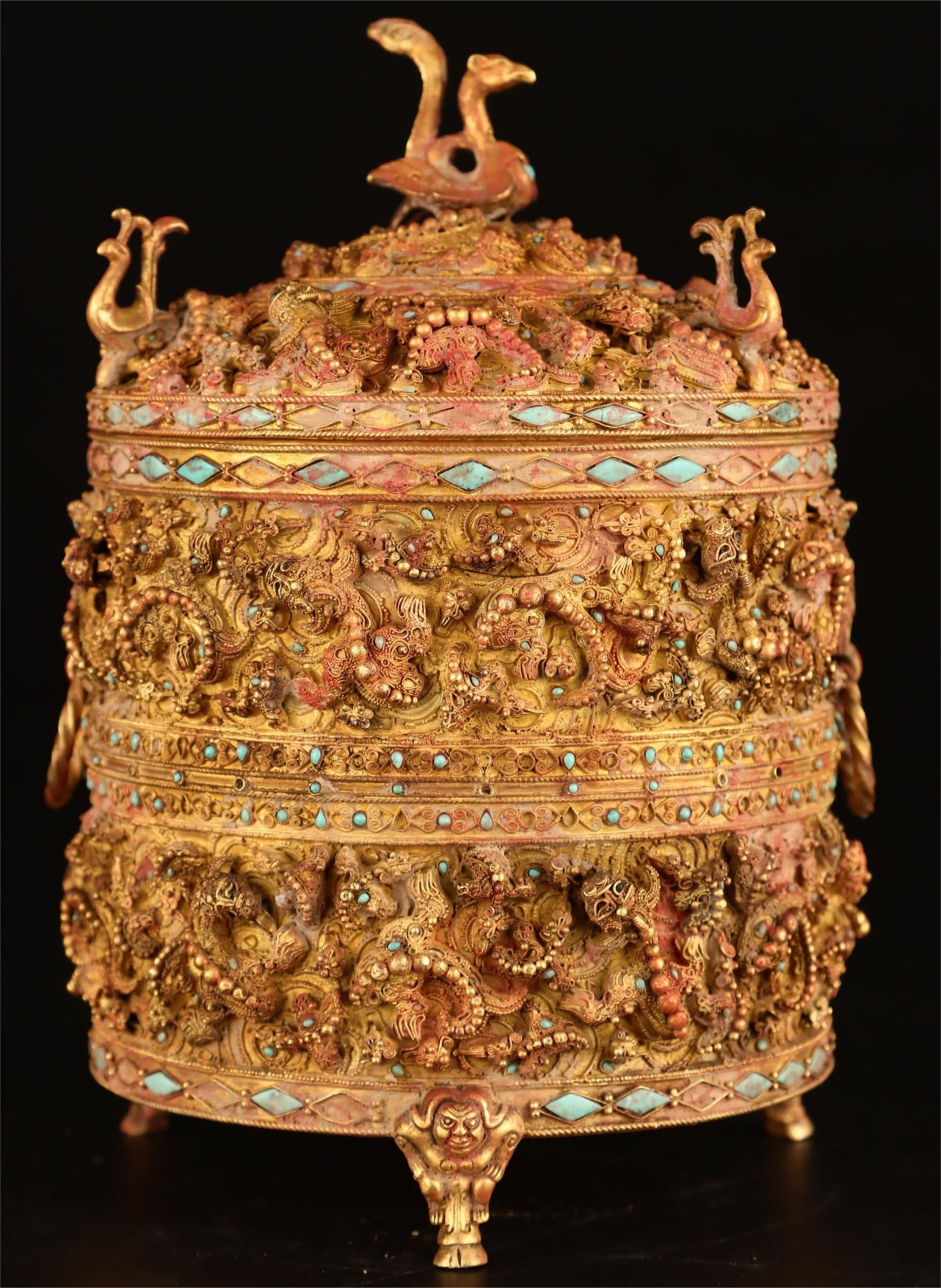 A sterling silver gilt fried bead three-legged bottle from the Warring States period: Sterling silver gilt fried bead three-legged bottle from the Warring States period Size:W:1416g L:20.5cm H:13cm W:13cm (The Dimensions Of All Batches Are Manually Measured.If You