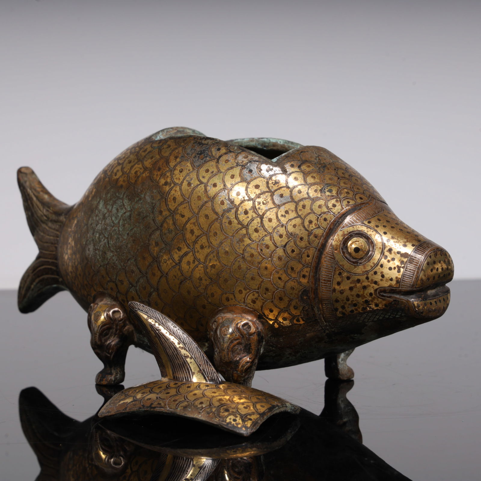 A Han Dynasty silver fish ornament - 3