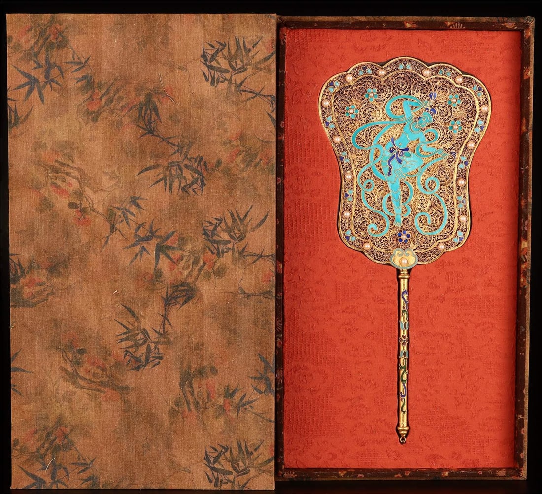 A filigree flying lady of the Qing Dynasty dotted emerald fan: The filigree flying lady of the Qing Dynasty dotted the emerald fan Size:W:302g H:36cm W:16cm (The Dimensions Of All Batches Are Manually Measured.If You Need More Detailed