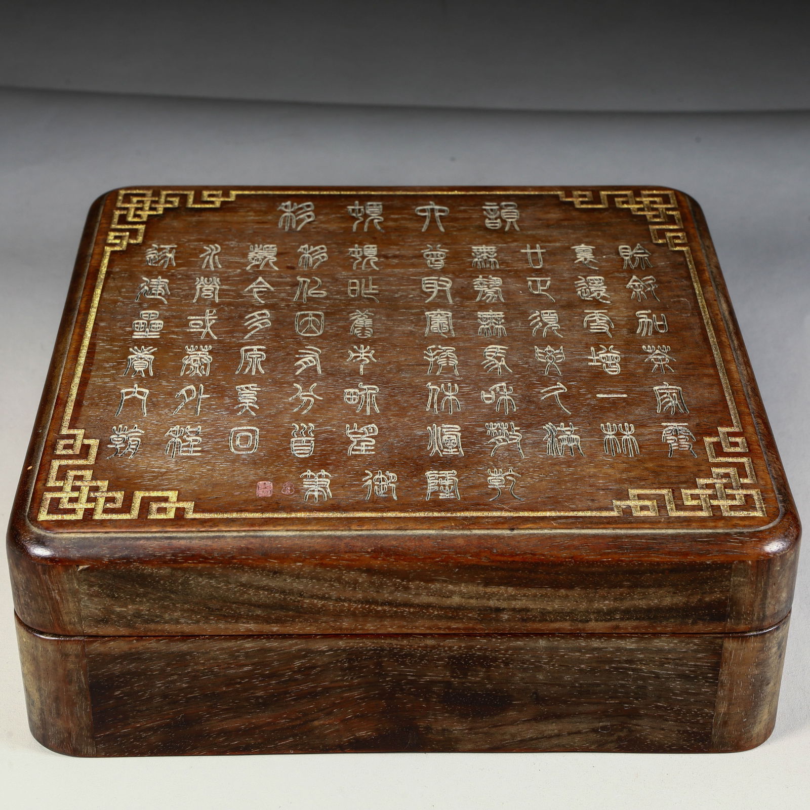 A mahogany poetry cover box from the Qing Dynasty: Qing Dynasty mahogany poetry cover box Size: H:7cm L:20cm W:20cm W:634.5g (The Dimensions Of All Batches Are Manually Measured.If You Need More Detailed Information, Please Contact