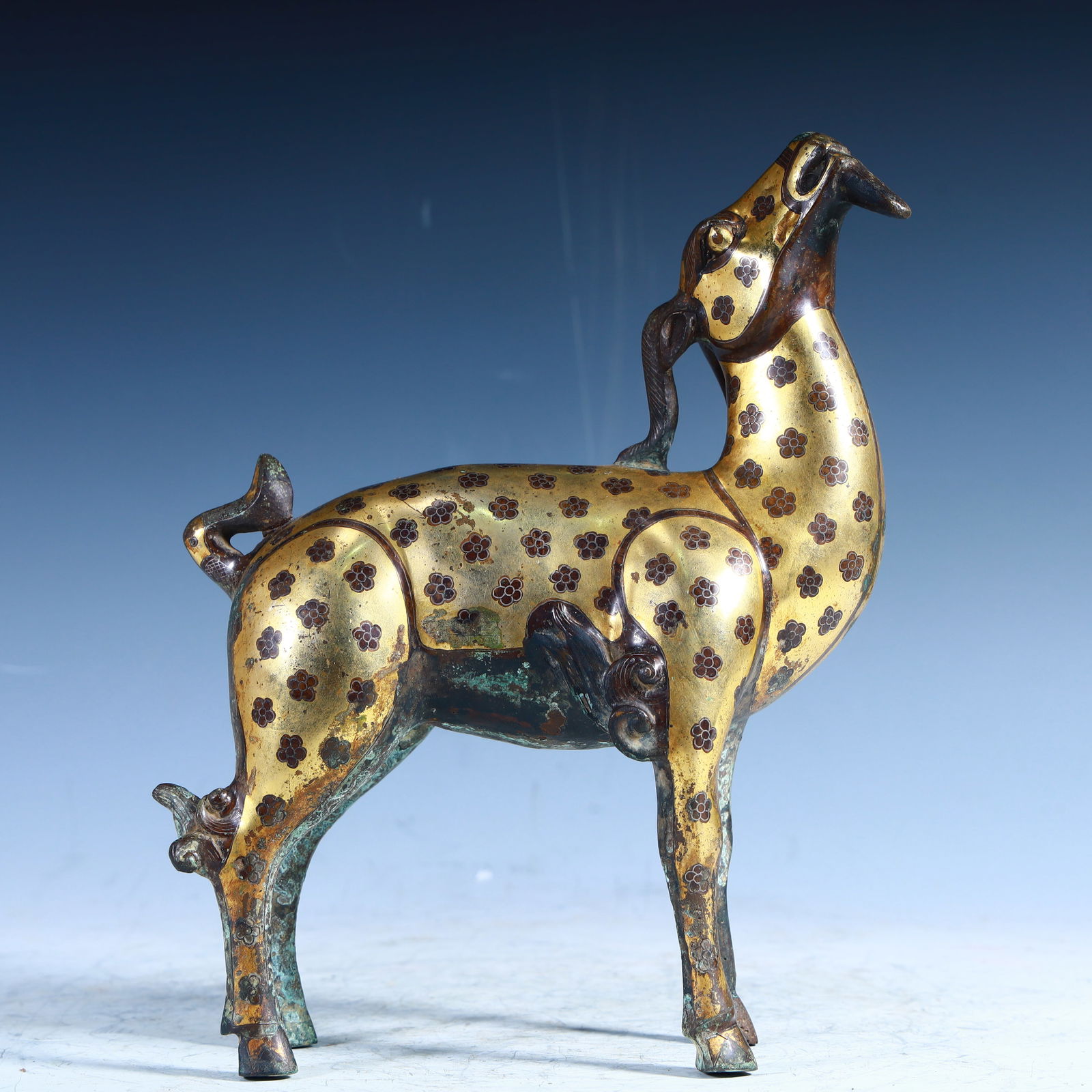 A mistaken gold inlaid silver bronze deer from the Han Dynasty (1 of 9)