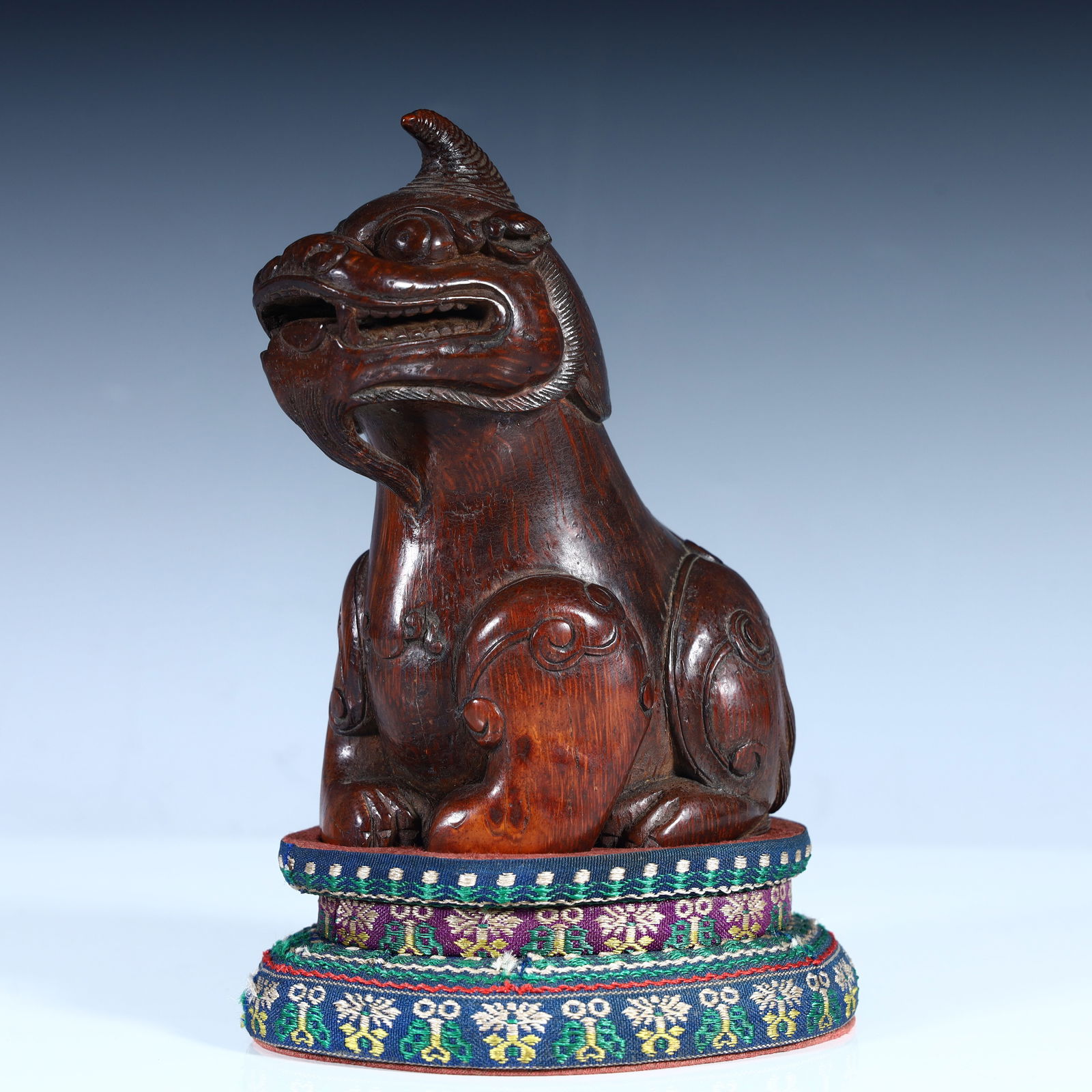 A fine bamboo carved unicorn ornament of the Qing Dynasty (1 of 10)