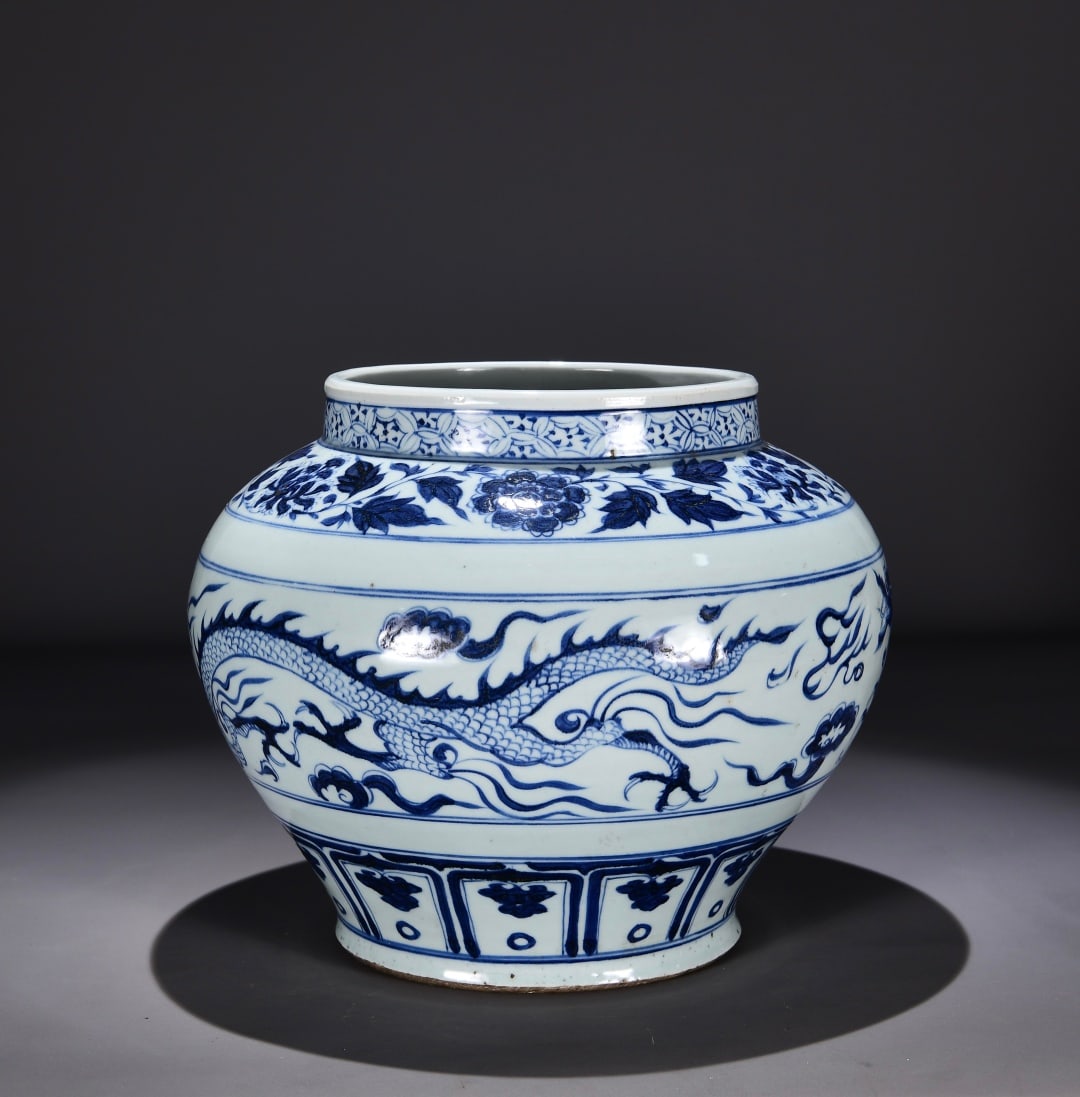 A blue and white dragon pattern jar from the Yuan Dynasty (1 of 9)