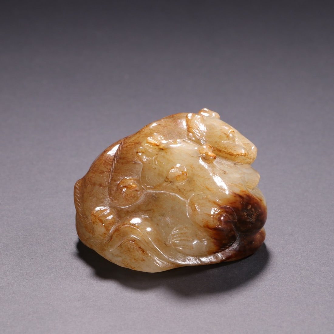 A piece of Hetian jade bear seat town in the Han Dynasty: Hetian Yuxiong Xi Town in the Han Dynasty Size:D:5.2cm H:3.4cm W:140g (The Dimensions Of All Batches Are Manually Measured.If You Need More Detailed Information, Please Contact Our