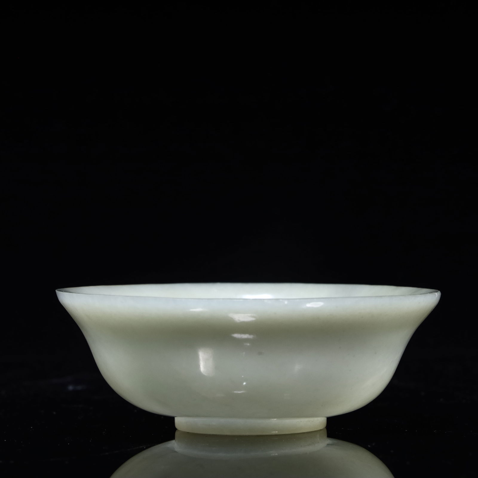 A beautiful Hetian jade bowl (1 of 8)
