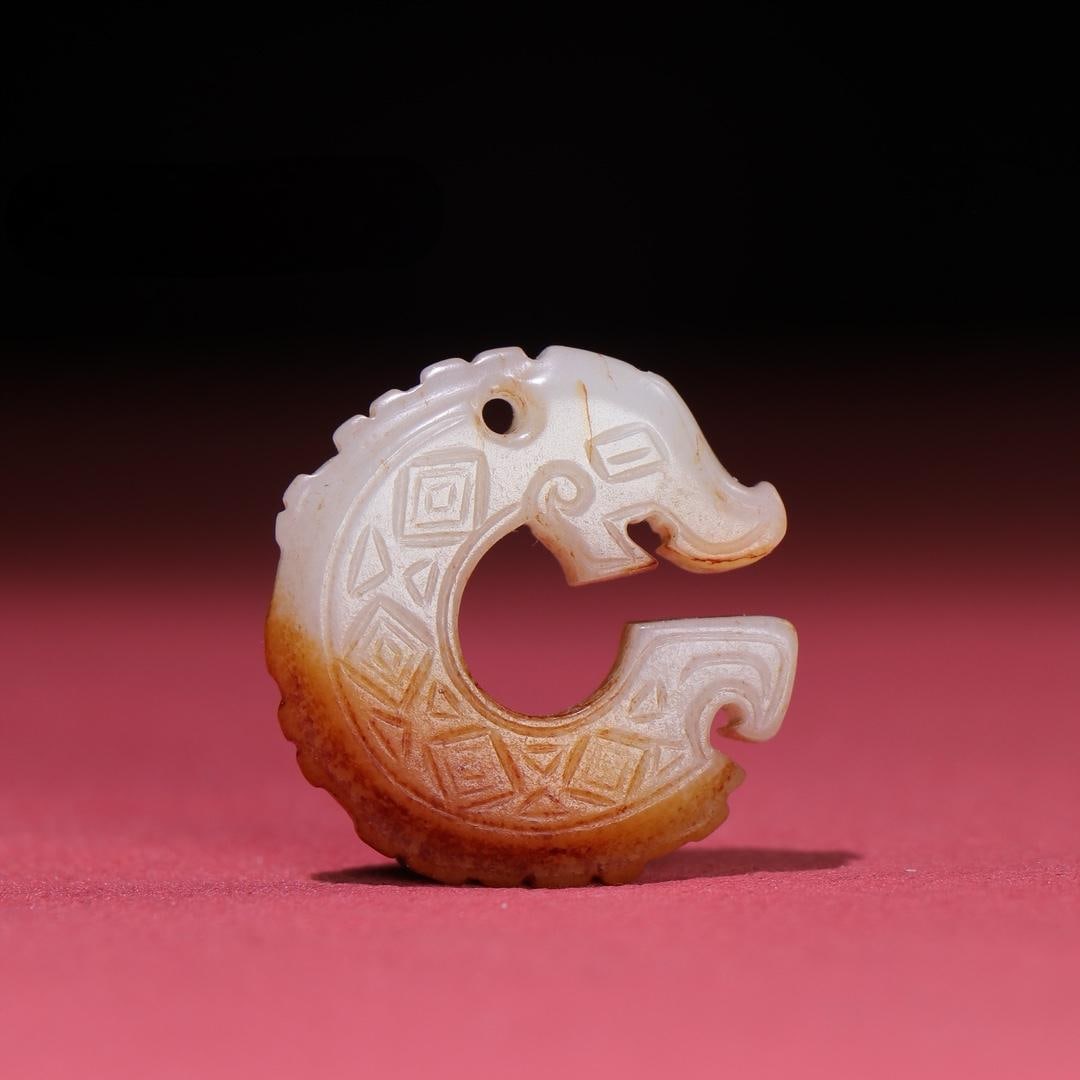 A beautiful white jade dragon pendant: Exquisite white jade dragon pendant Size:31x32x6mm W:11g (The Dimensions Of All Batches Are Manually Measured.If You Need More Detailed Information, Please Contact Our Customer