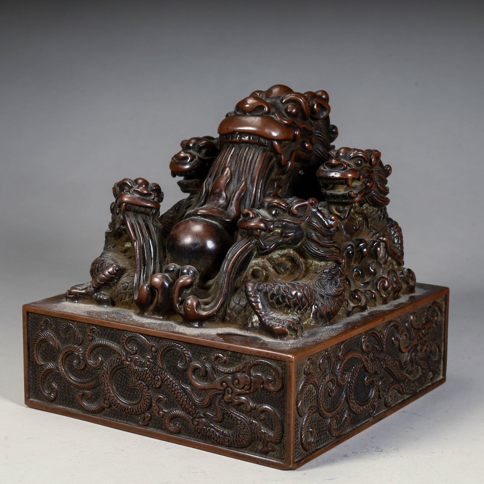 A bronze multi-dragon button seal from the Qing Dynasty - 2