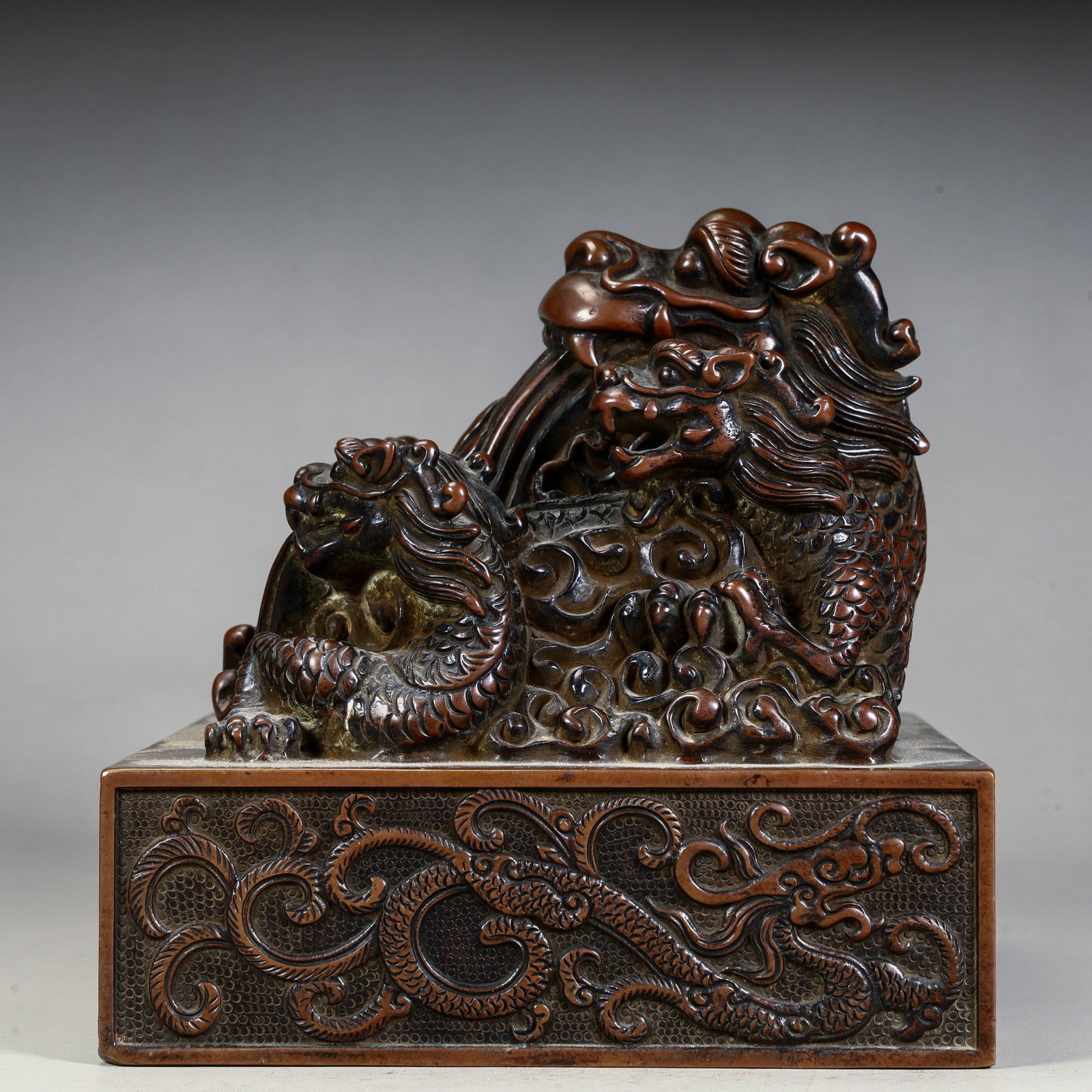 A bronze multi-dragon button seal from the Qing Dynasty - 3