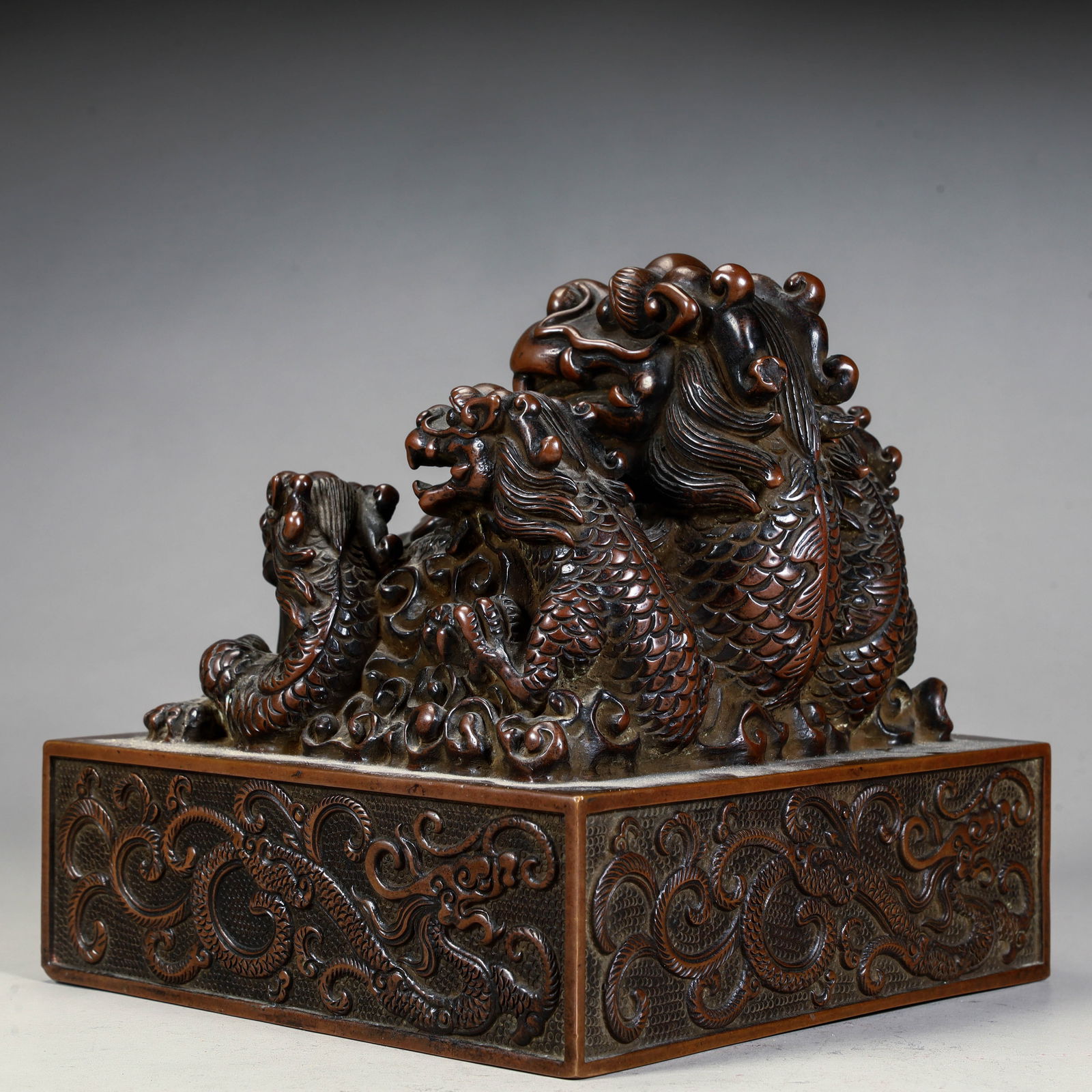 A bronze multi-dragon button seal from the Qing Dynasty - 4