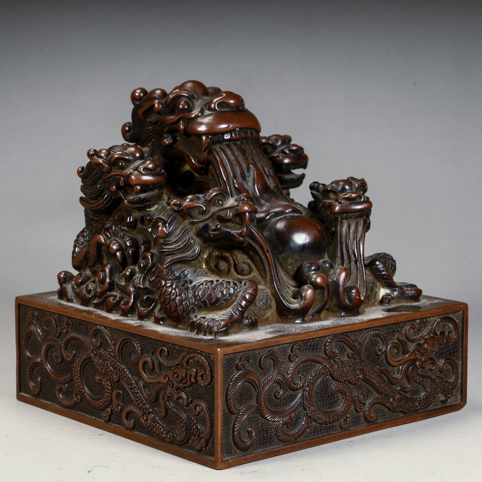 A bronze multi-dragon button seal from the Qing Dynasty - 8