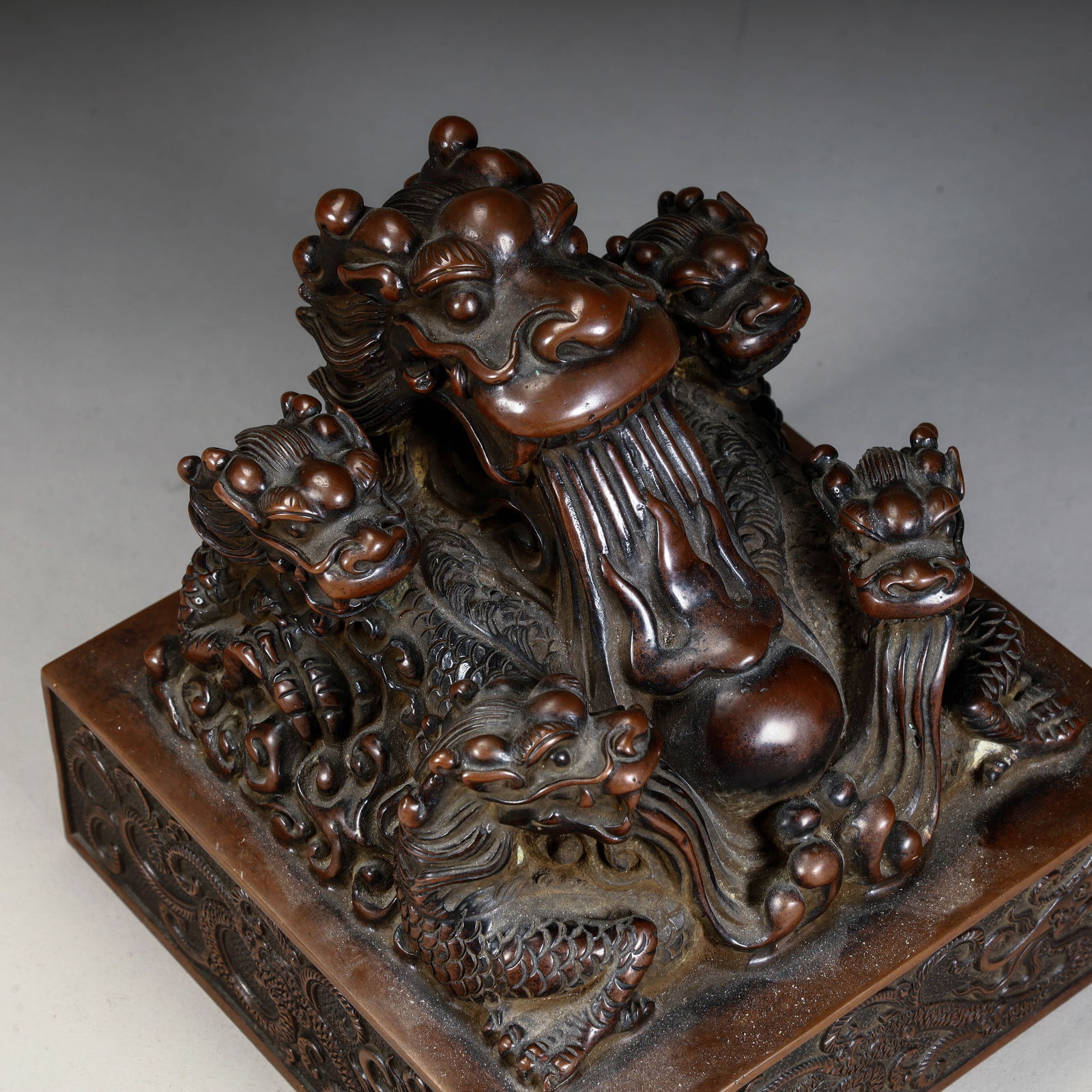 A bronze multi-dragon button seal from the Qing Dynasty - 9