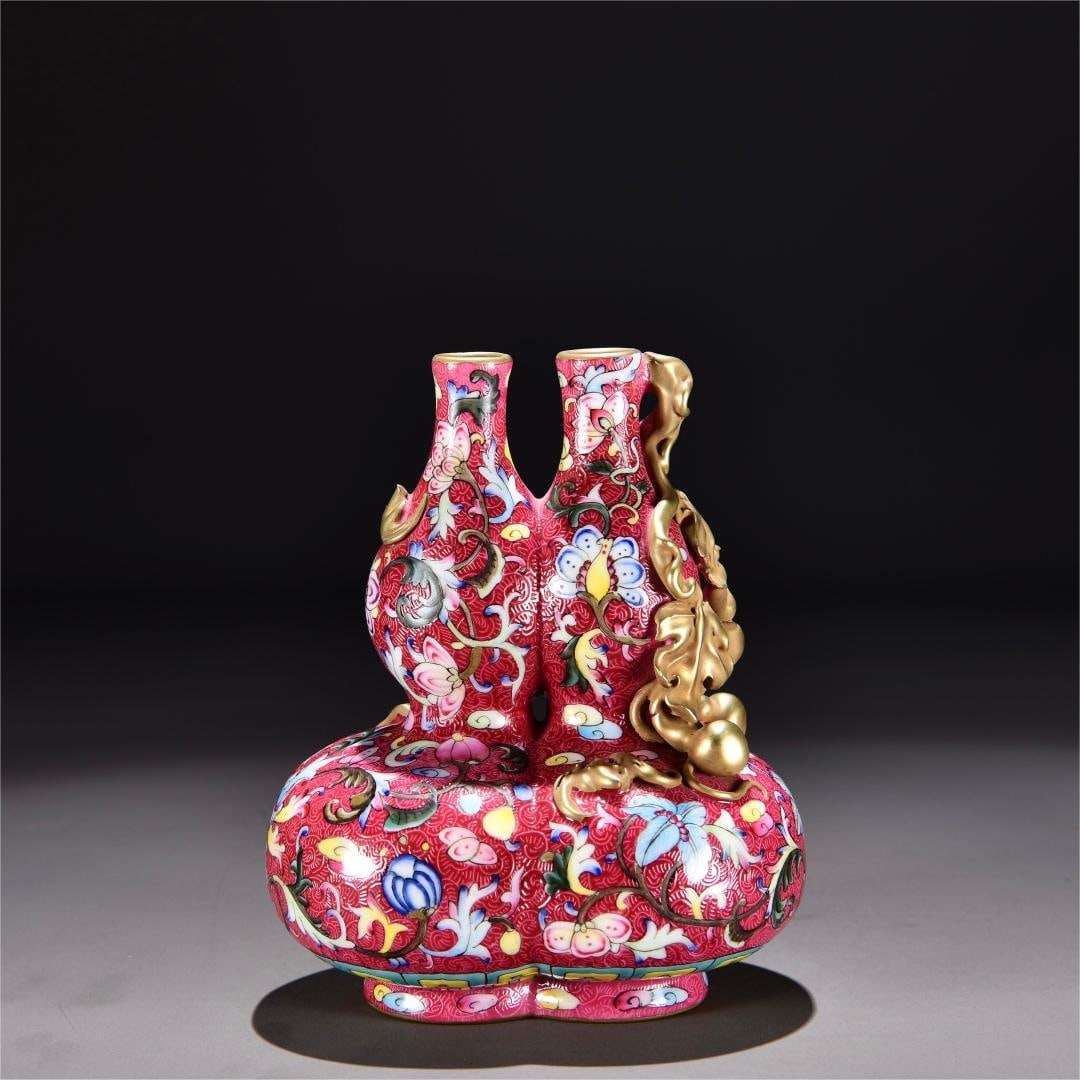 A red ground rolled road-patterned anvale gilt gourd bottle made in the Qianlong period of the Qing: Qing Dynasty Qianlong year red ground rolled road pattern fan lotus embossed gilt gourd bottle Size:H:20cm W:16cm (The Dimensions Of All Batches Are Manually Measured.If You Need