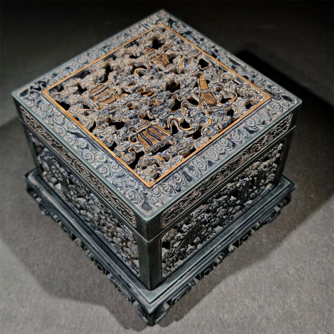 A Qing Dynasty Qianlong model of the eight auspicious pine flower warm inkstone: Qing Dynasty Qianlong model eight auspicious pine flower warm inkstone Sixe:L:16cm W:16cm T:13.8cm (The Dimensions Of All Batches Are Manually Measured.If You Need More Detailed