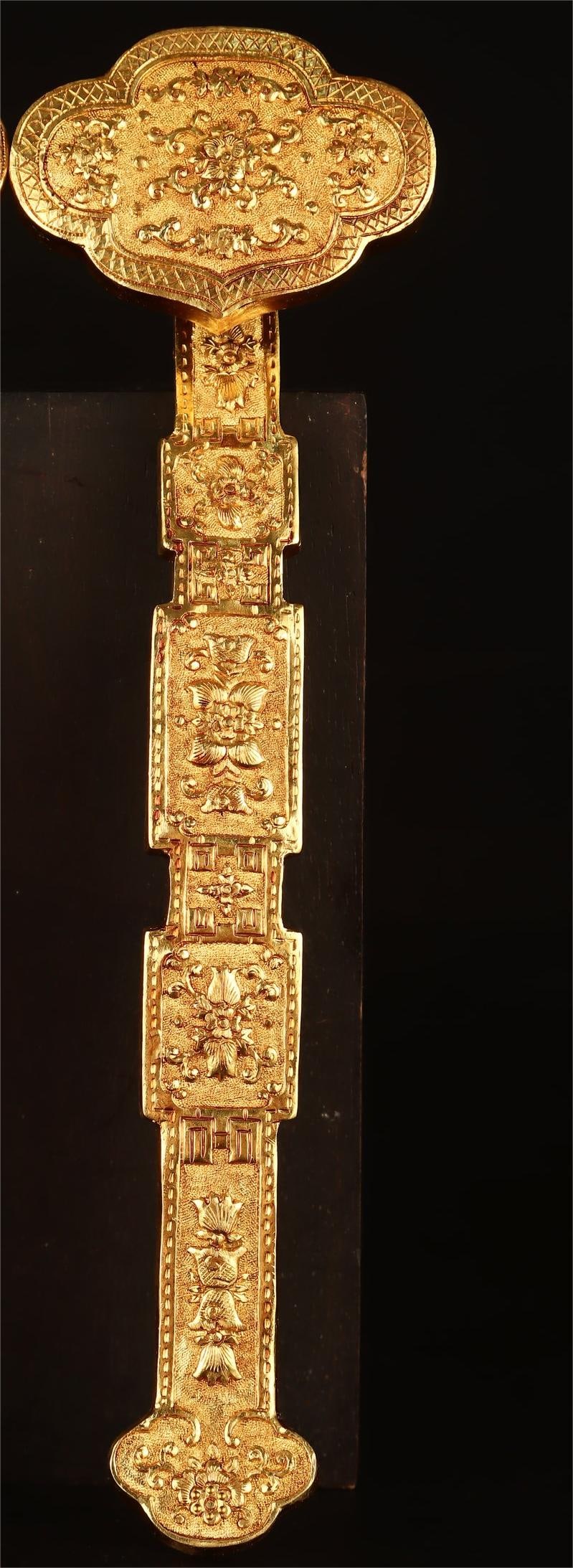 A bronze gilt flower ruyi made by Qianlong in the Qing Dynasty: Qing Dynasty Qianlong imperial copper gilt flower ruyi Size:W:355g L:24cm W:6.8cm (The Dimensions Of All Batches Are Manually Measured.If You Need More Detailed Information, Please