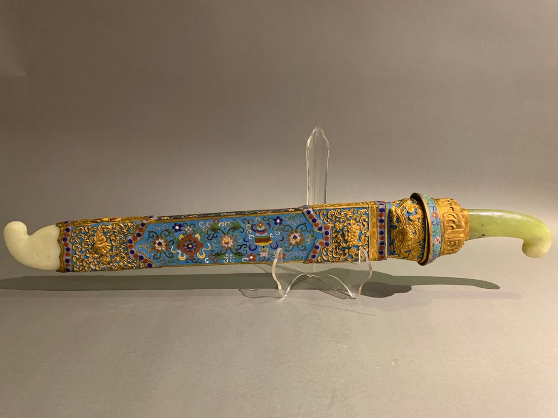 A beautiful enamel-inlaid jade Qianlong imperial sword (1 of 9)