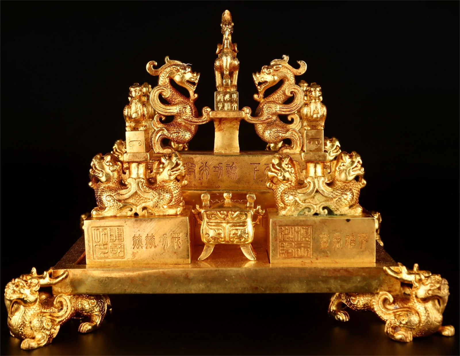 A beautiful copper-gilt combination seal: Exquisite copper gilt combination seal Size:W:11495g W:26cm H:22cm MidsT L:18cm W:6cm H:16.5cm Four-sided seal L:6.5cm W:5cm H:11.5cm Stove W:4.5cm H:4.5cm (The Dimensions Of All