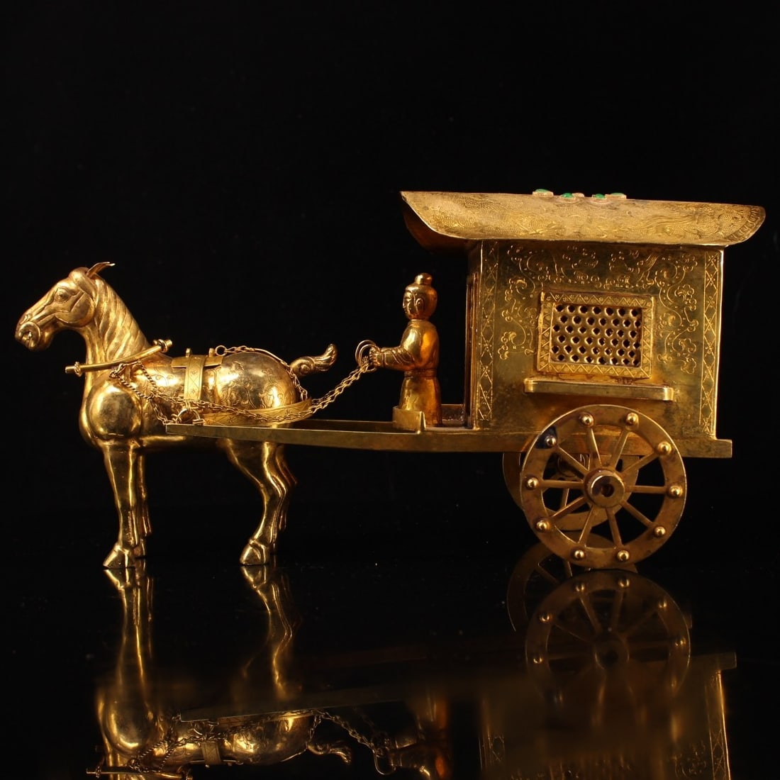 A set of pure copper from the Tang Dynasty is handmade with gilt gold horse-drawn carriages: The pure copper of the Tang Dynasty was handmade to create a gilt gold horse-drawn carriage Size:W:2000g L:39cm H:13cm (The Dimensions Of All Batches Are Manually Measured.If You