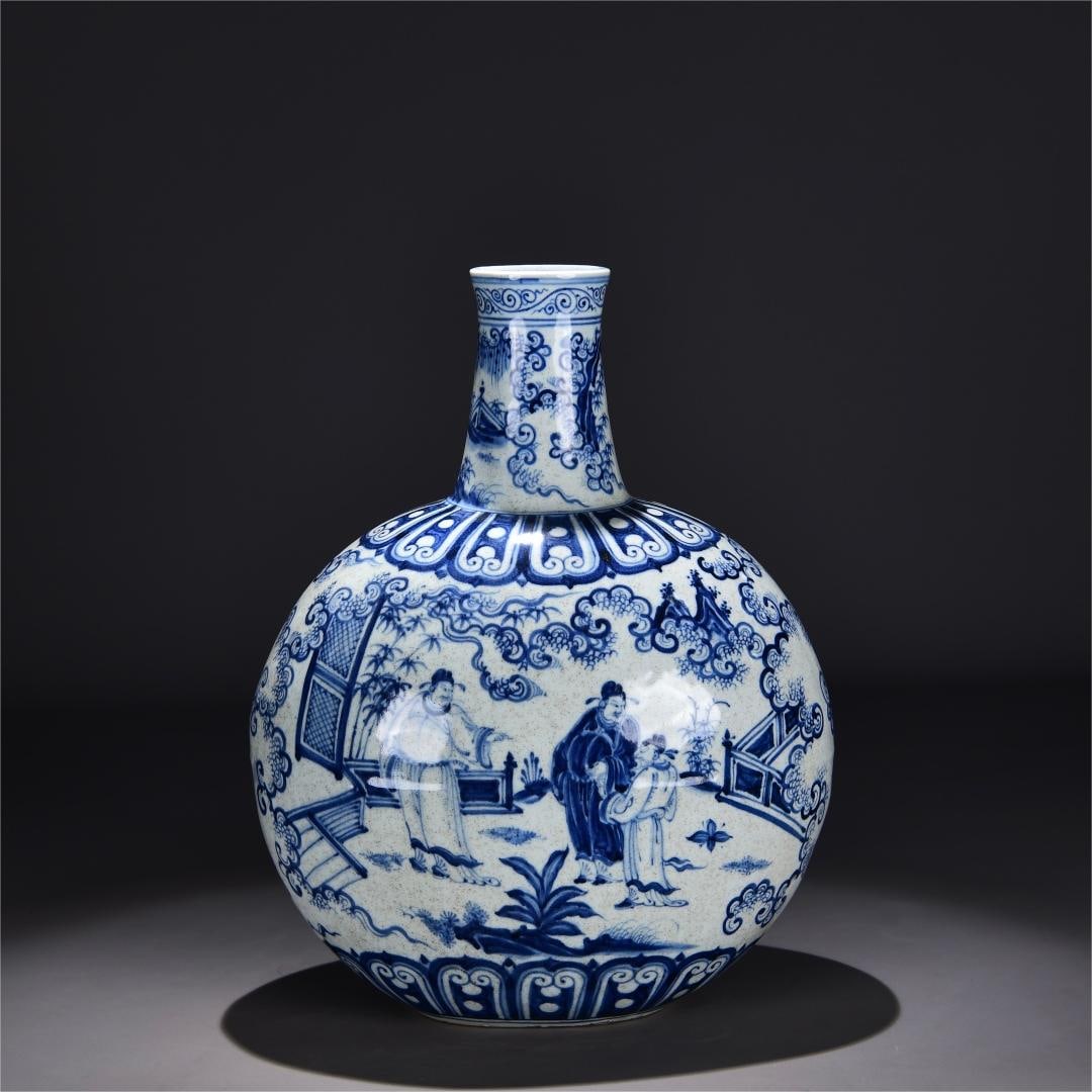 A Ming Dynasty Tianshun blue and white Coats flat bottle: Ming Dynasty Tianshun blue and white Coats flat vase Size:H:44cm W:32cm (The Dimensions Of All Batches Are Manually Measured.If You Need More Detailed Information, Please Contact