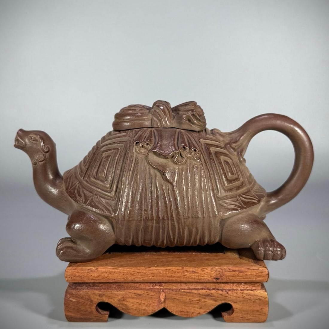 A beautiful Yang Luqian basalt pot (1 of 9)