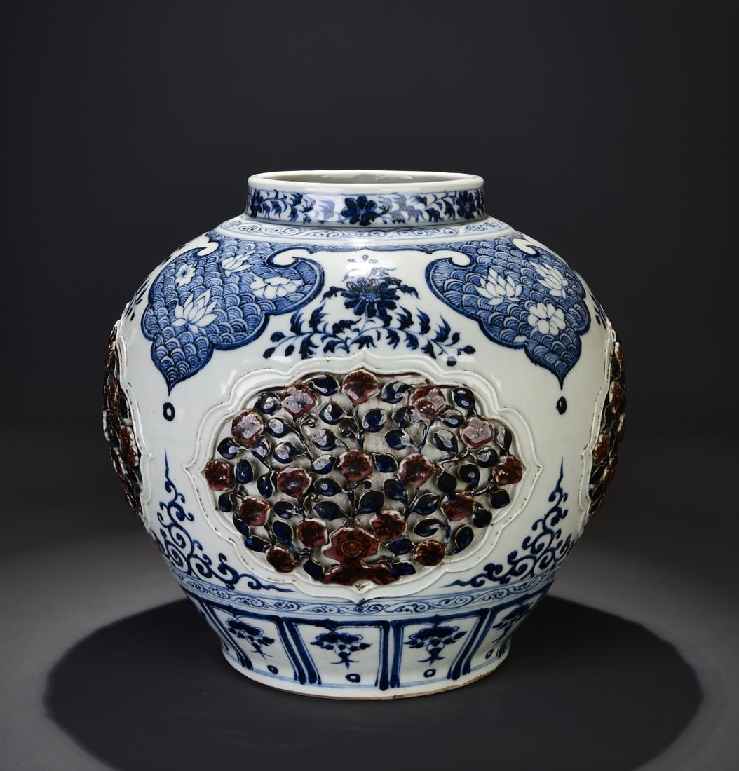A Yuan Dynasty blue and white glazed red pinched flower ruyi pattern jar: The blue and white glaze of the Yuan Dynasty red pinched flower ruyi pattern jar Size:H:31cm W:34cm (The Dimensions Of All Batches Are Manually Measured.If You Need More Detailed
