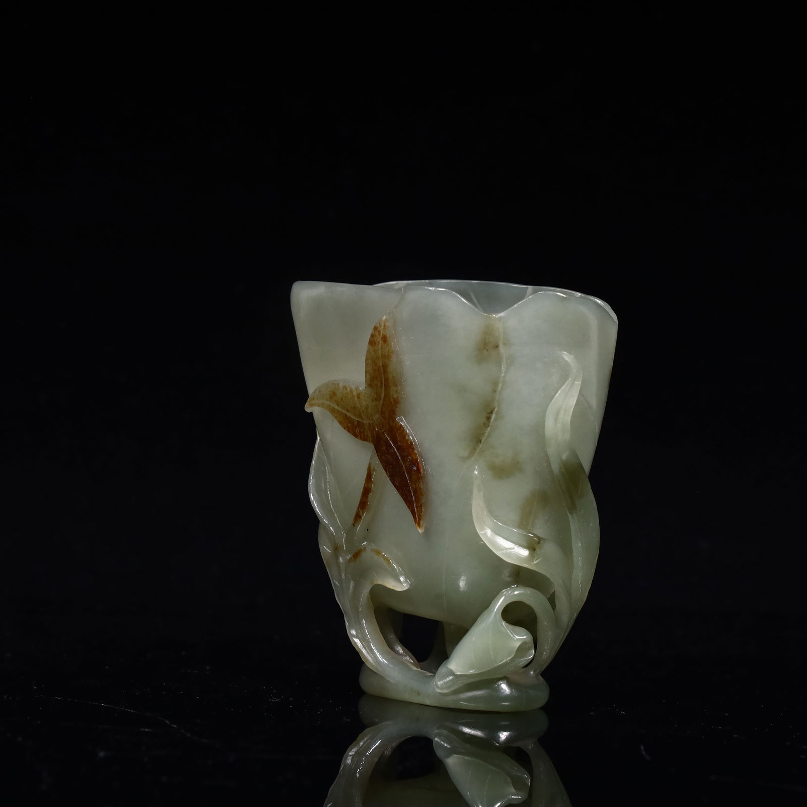 A beautiful Hetian jade wine glass: Exquisite Hetian jade wine glass SIZE: L::6cm W::3cm H::8cm W::104G (The Dimensions Of All Batches Are Manually Measured.If You Need More Detailed Information, Please Contact Our