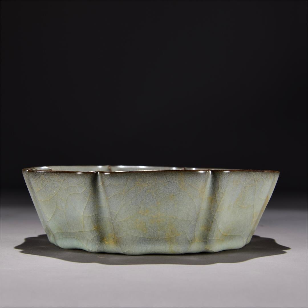 An octagonal wash of the official kiln of the Song Dynasty: The eight-sided washing of the official kiln of the Song Dynasty Size:H:6cm W:20cm (The Dimensions Of All Batches Are Manually Measured.If You Need More Detailed Information,