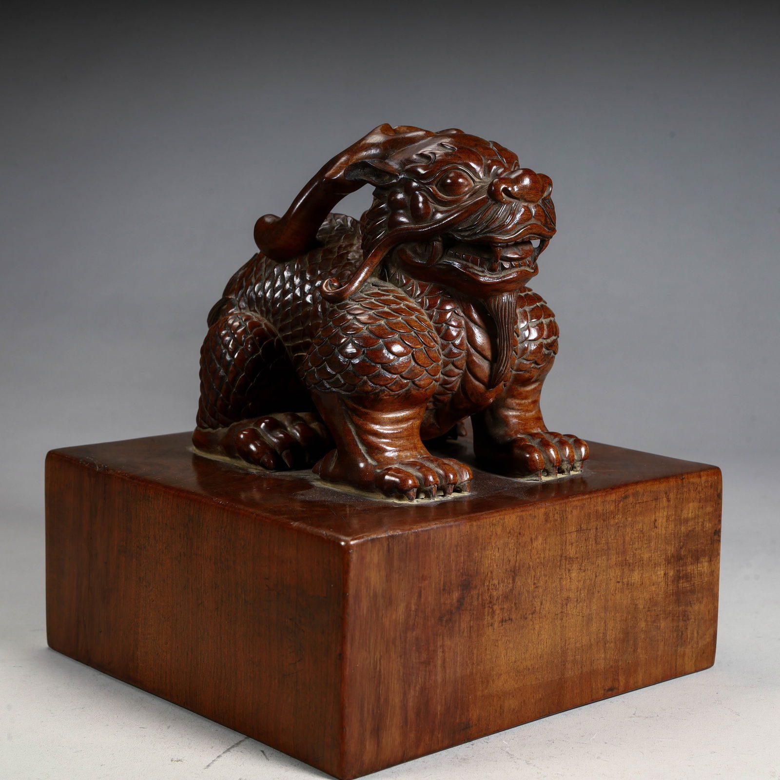 A rosewood auspicious beast button seal of the Qing Dynasty: Qing Dynasty rosewood auspicious beast button seal Size: H:15.5cm L: 14.2cm W:14.2cm W:1.6kg (The Dimensions Of All Batches Are Manually Measured.If You Need More Detailed