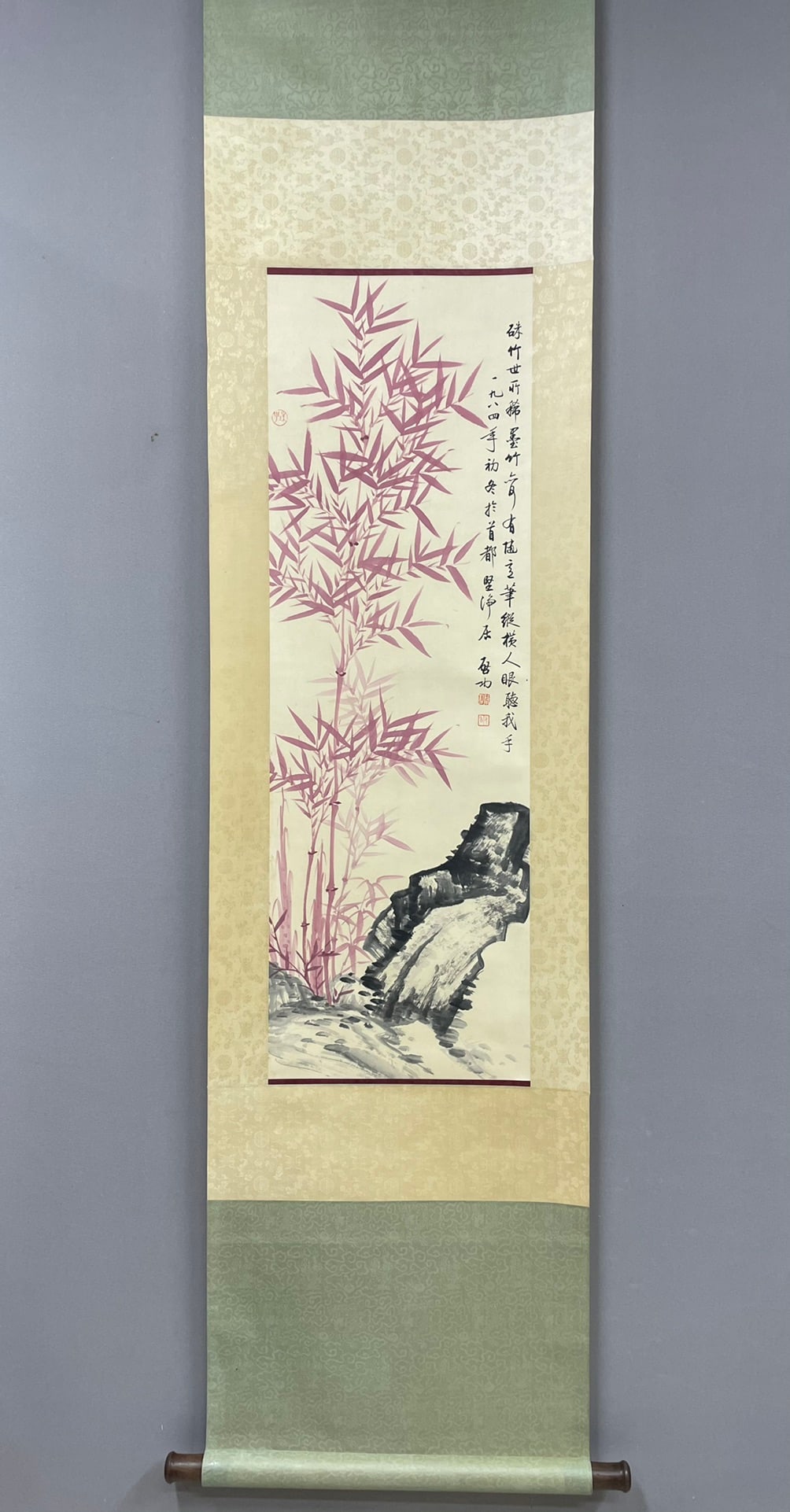 A bamboo and stone picture of Qi Gong: Qi Gong's bamboo and stone picture Size:103x33.5cm (The Dimensions Of All Batches Are Manually Measured.If You Need More Detailed Information, Please Contact Our Customer Service Before Bidding.)