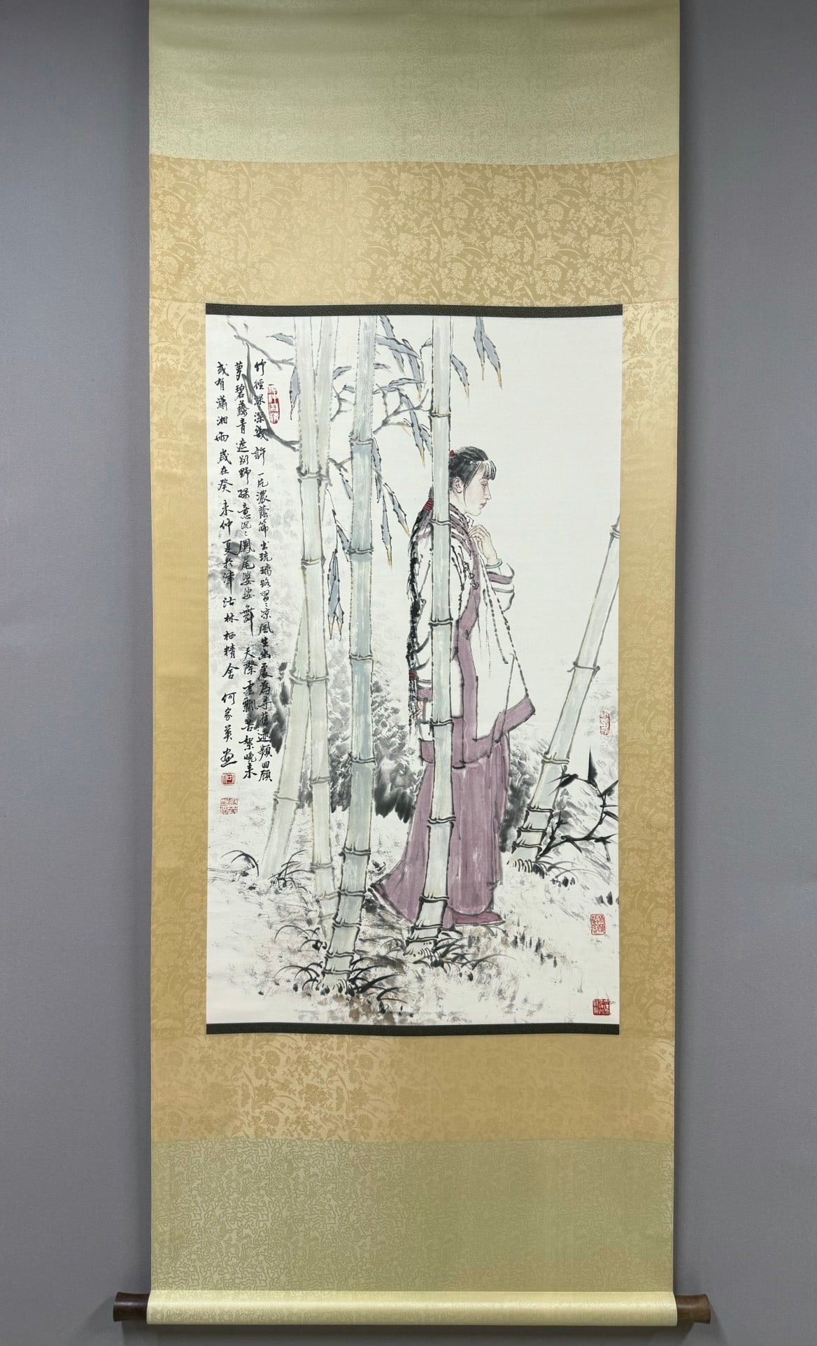A figure painting by He Jiaying: He Jiaying's figure painting Size:100x58cm (The Dimensions Of All Batches Are Manually Measured.If You Need More Detailed Information, Please Contact Our Customer Service Before Bidding.)